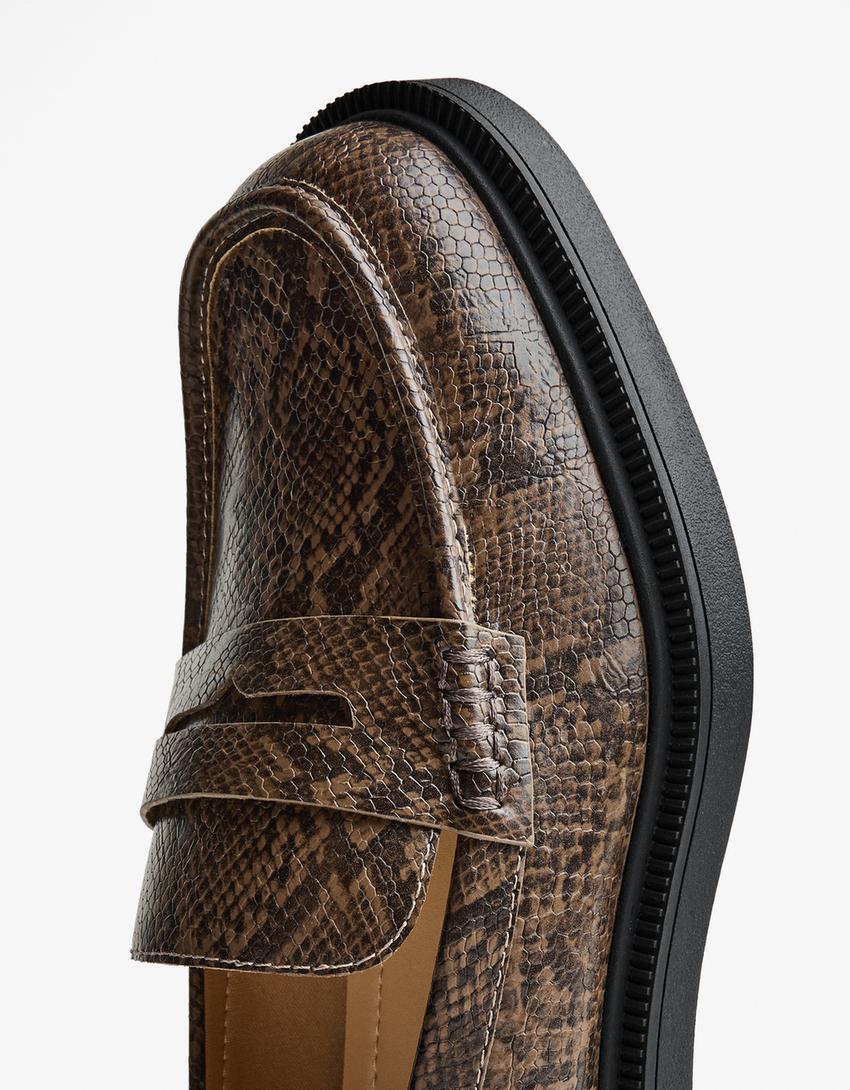 Mokassin mit Animalprint-Schlangenmuster