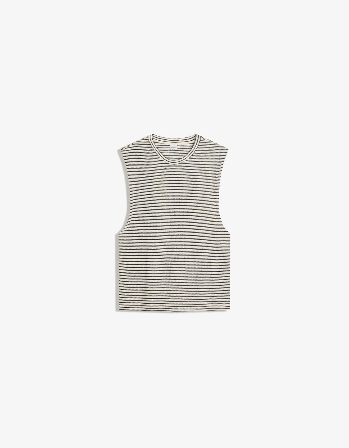 Sleeveless boxy fit T-shirt