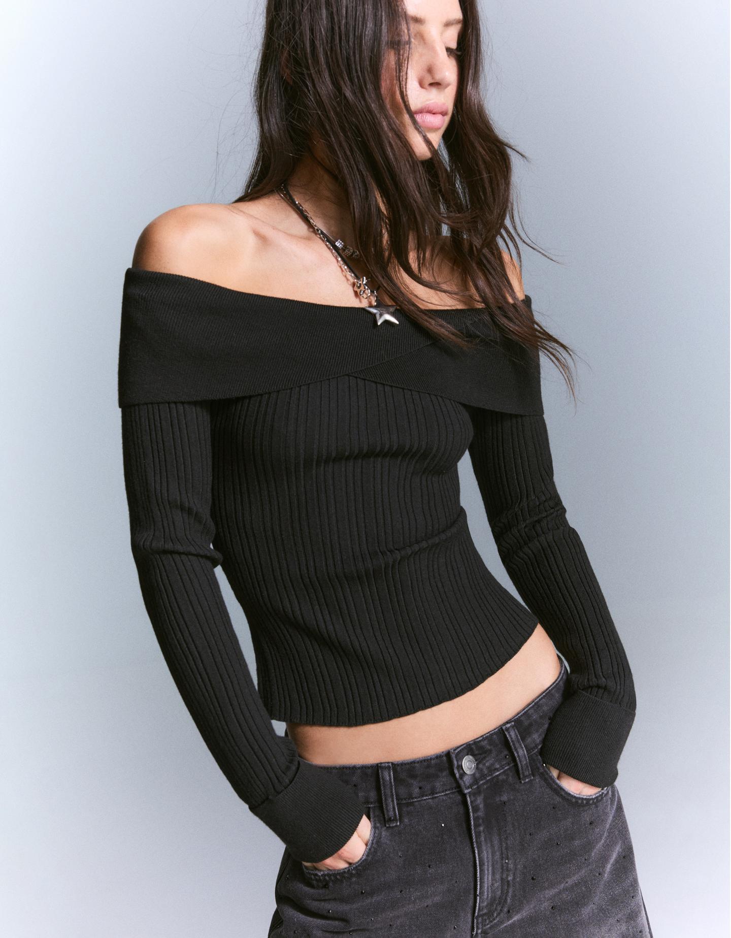 Bershka sweter z fakturą i dekoltem hiszpańskim czarny