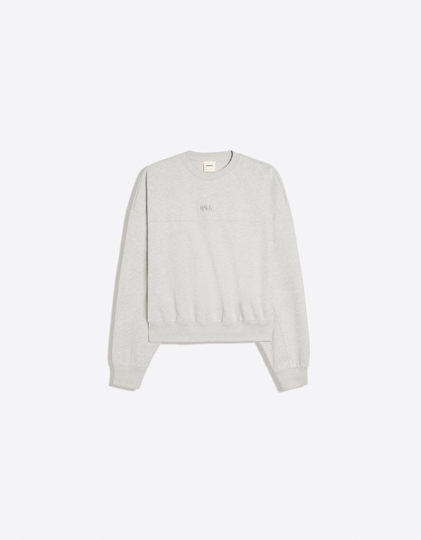 Sudadera cuello redondo parche-Gris
