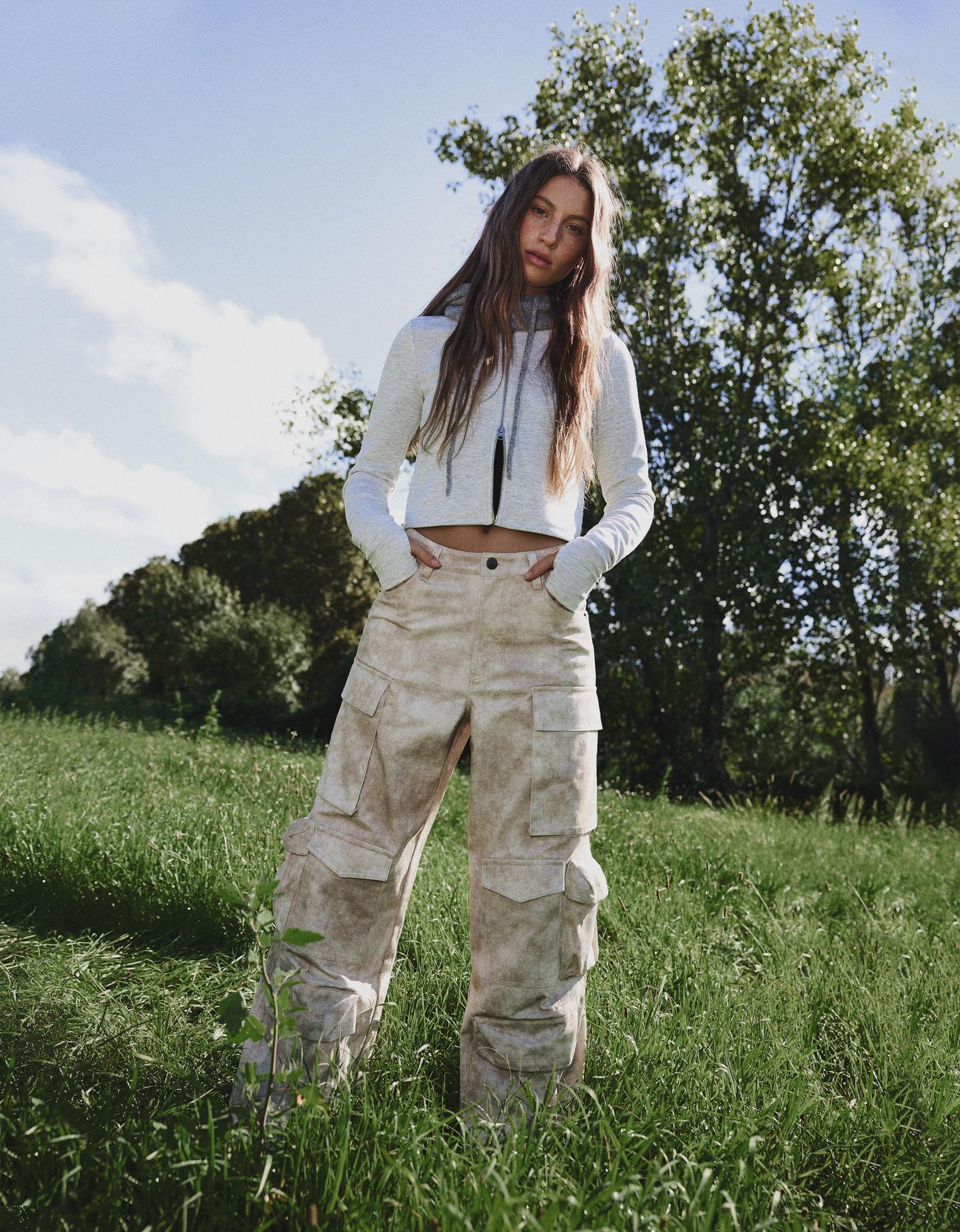 Bershka spodnie cargo z nadrukiem beżowy