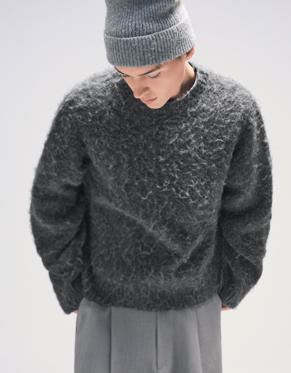 Sweter z efektem futerka