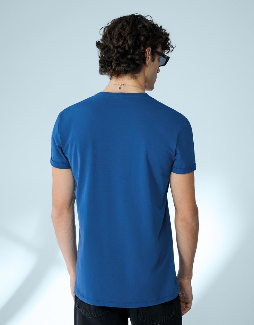 T-Shirt mit umgeschlagenen Ärmeln-Blau