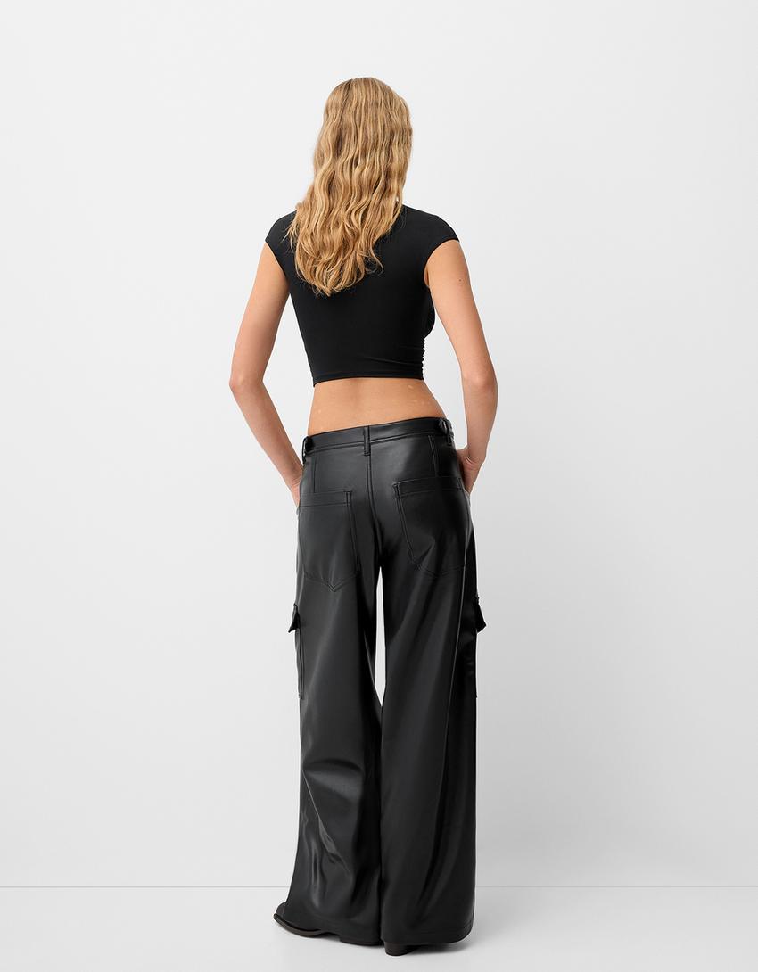 Pantalón cargo efecto piel-Negro