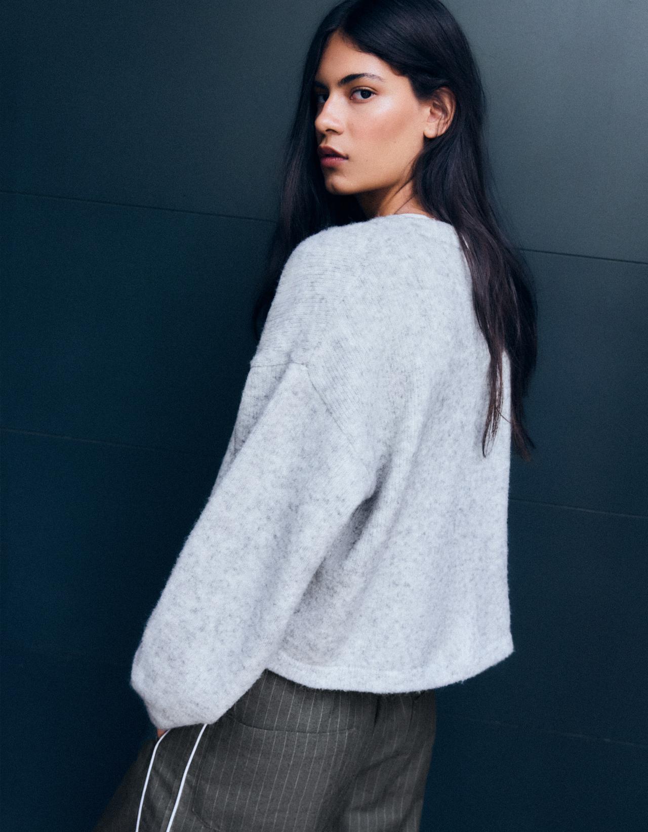 Round neck clasp cardigan — Grey