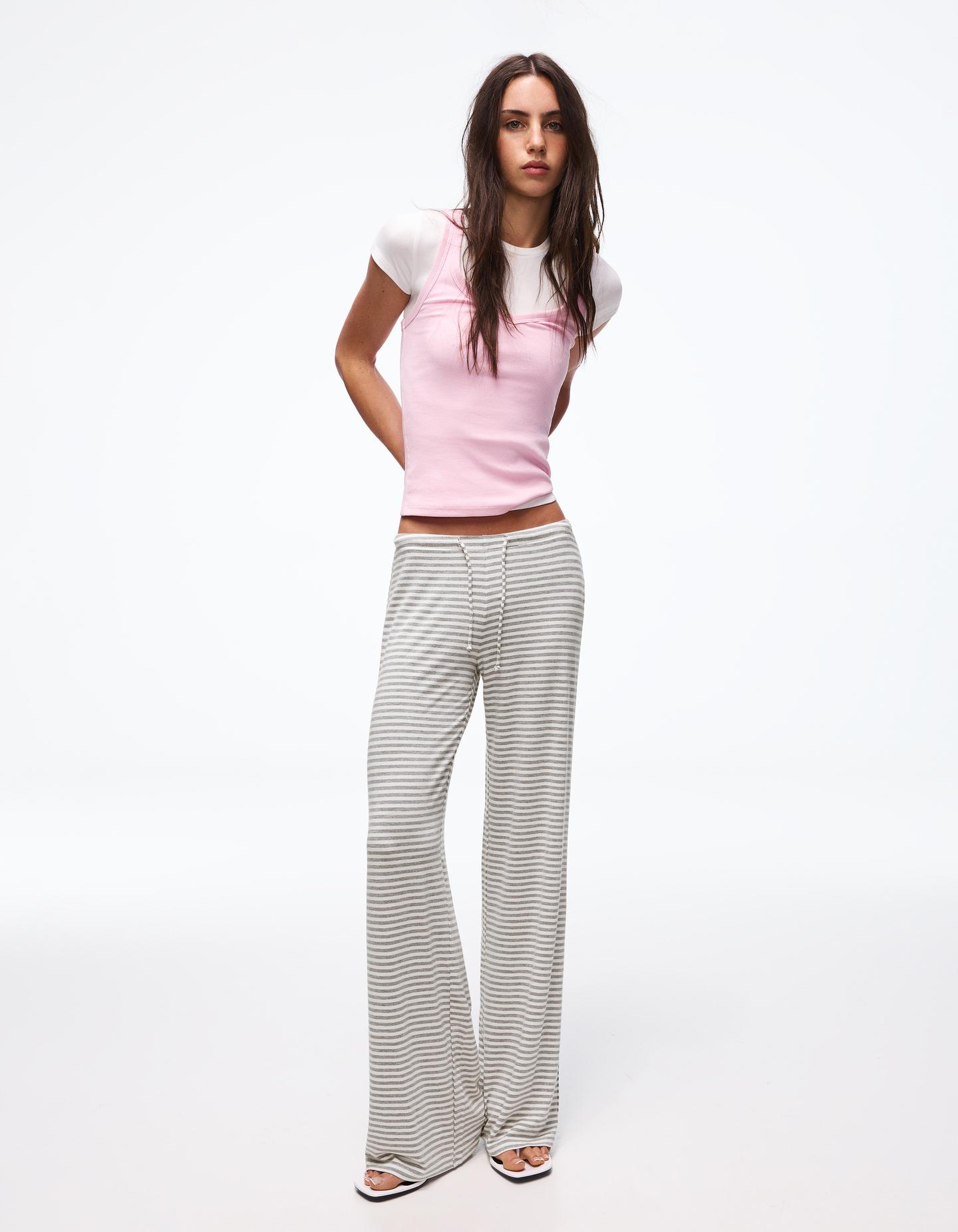 Bershka spodnie straight w nadruk w paski szary
