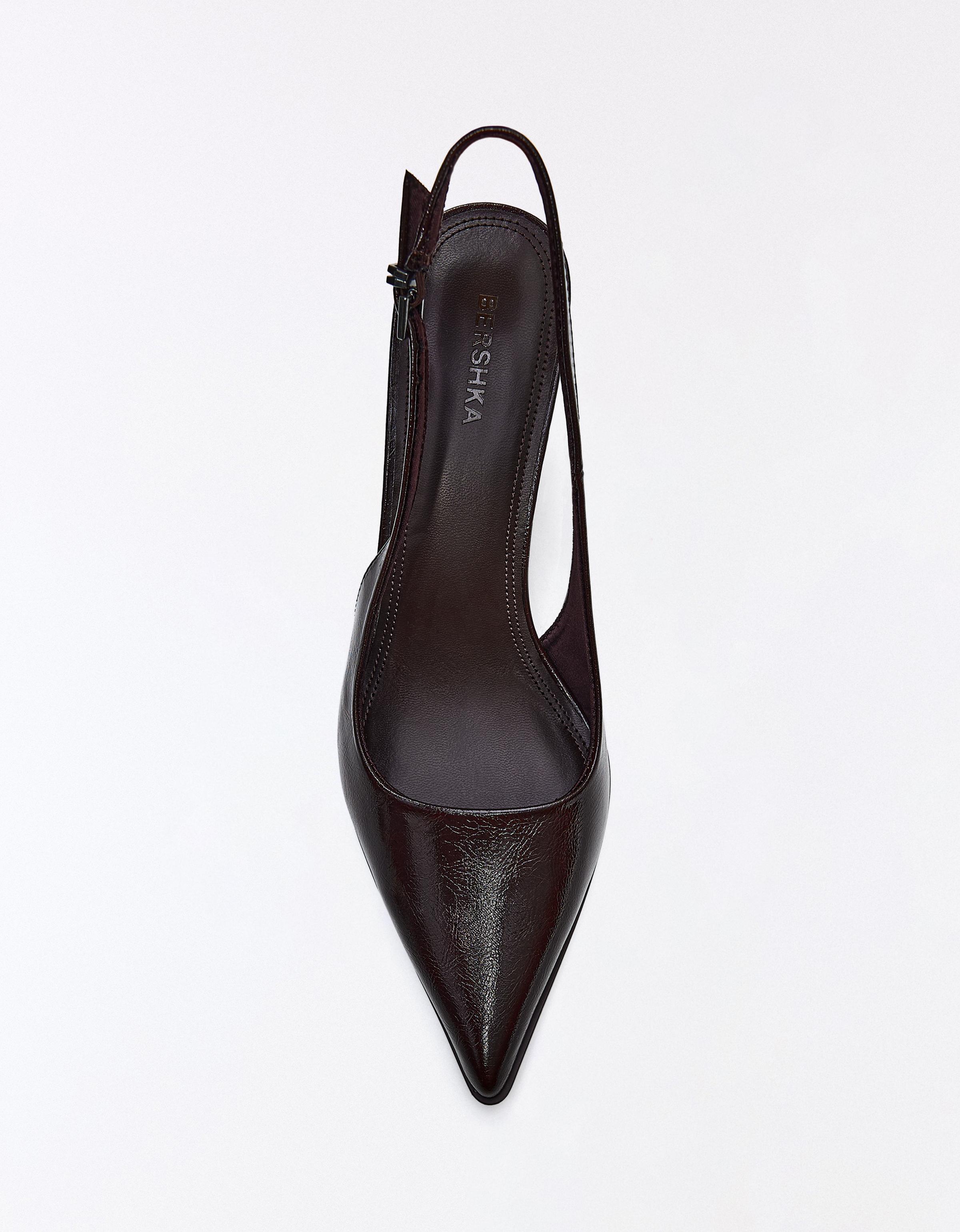 HEELED SHOES WITH BUCKLE DETAIL — Brown