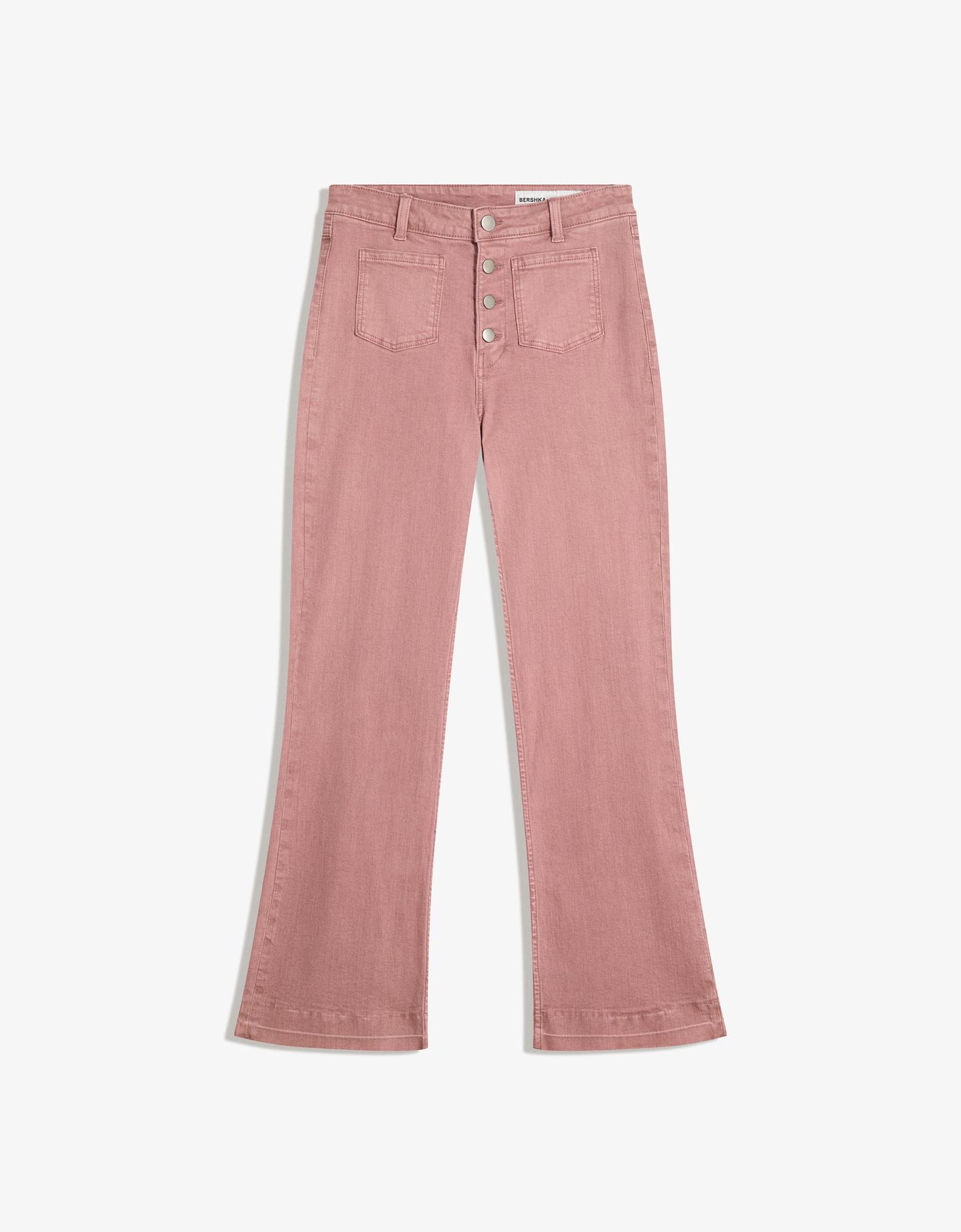 Bershka jeansy o kroju flare o krótszym kroju różowy