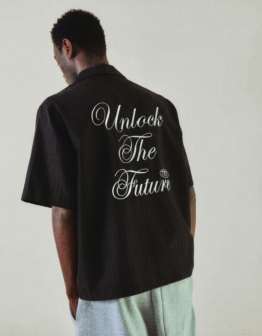 Camisa boxy com bordado-Preto