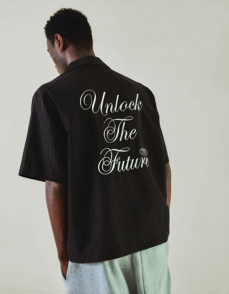 Kısa kollu nakışlı boxy fit gömlek