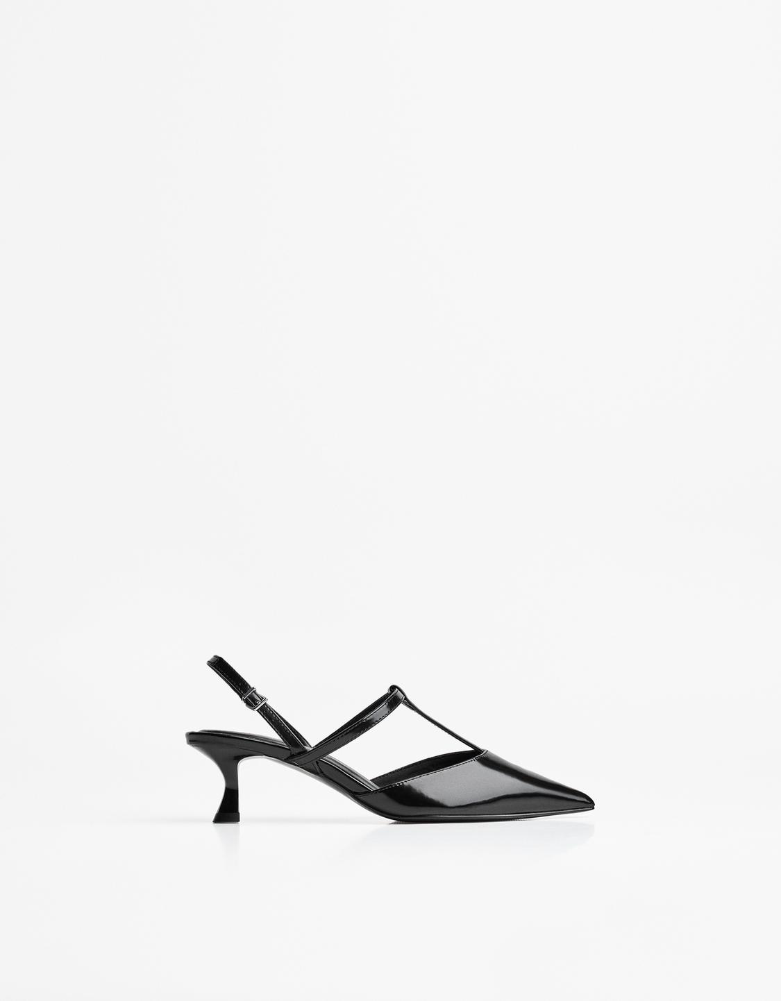 Kitten heel shoes with strap