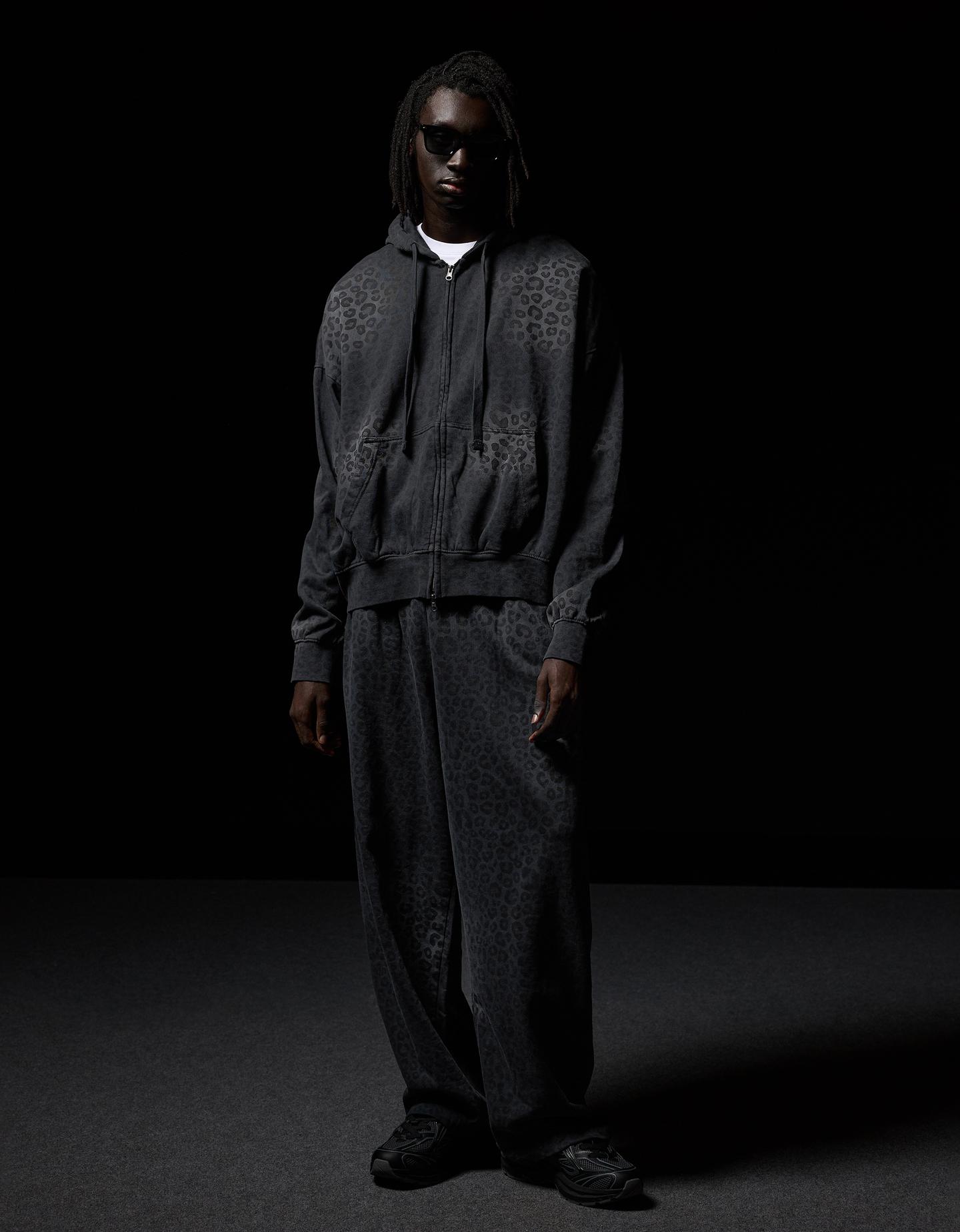 Bershka spodnie o kroju balloon w zwierzęcy nadruk szary