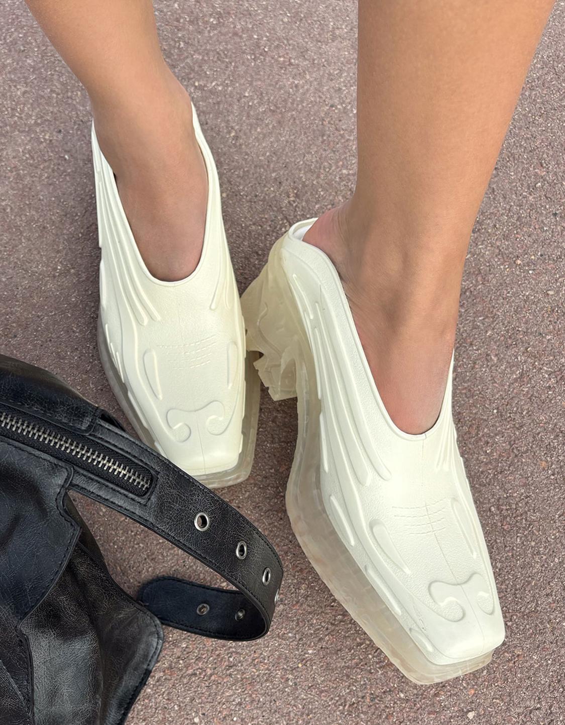 High-heel out of core cowboy clogs