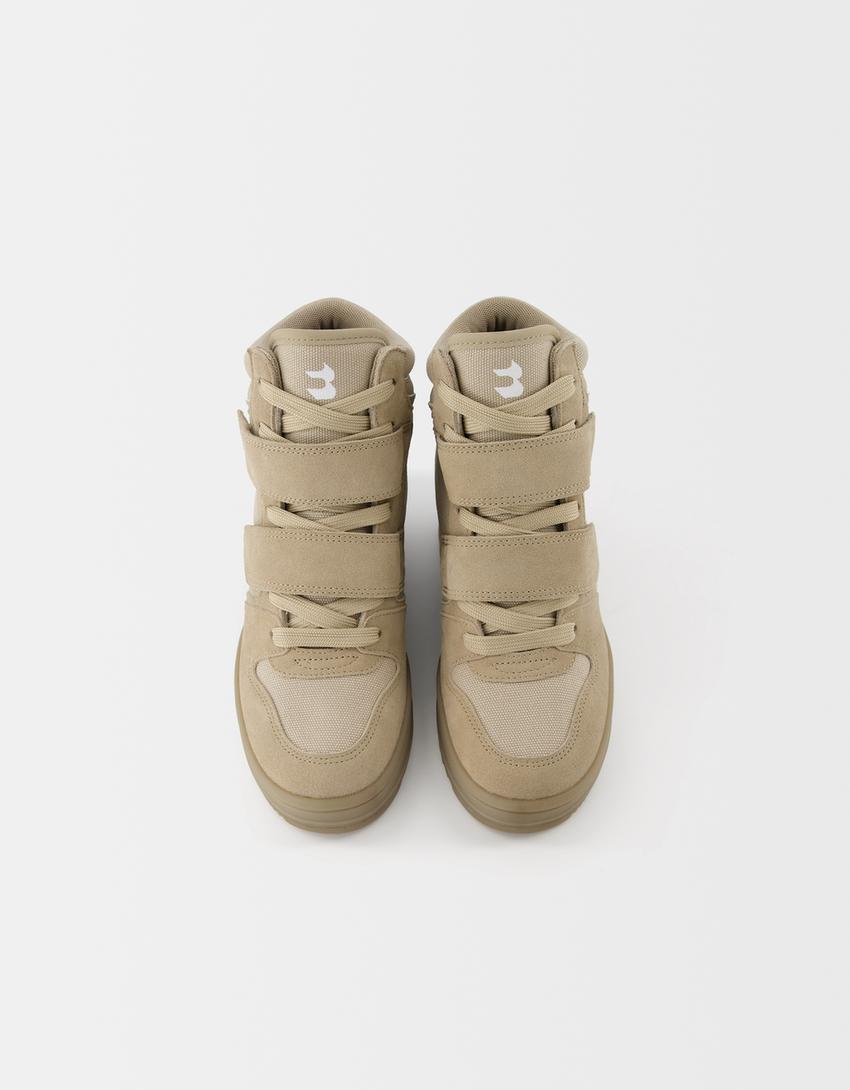 Hochgeschnittene Sneaker mit Keilabsatz-Taupe