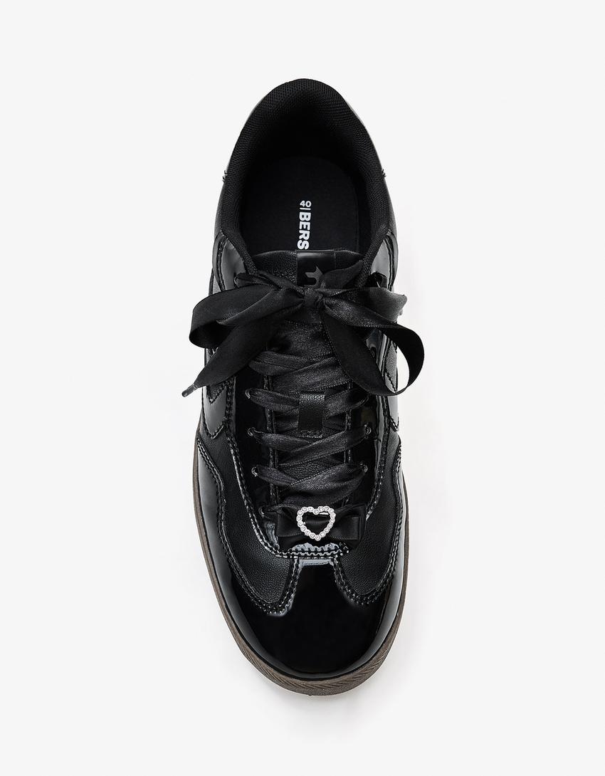 Sneaker retro dengan charm-HITAM