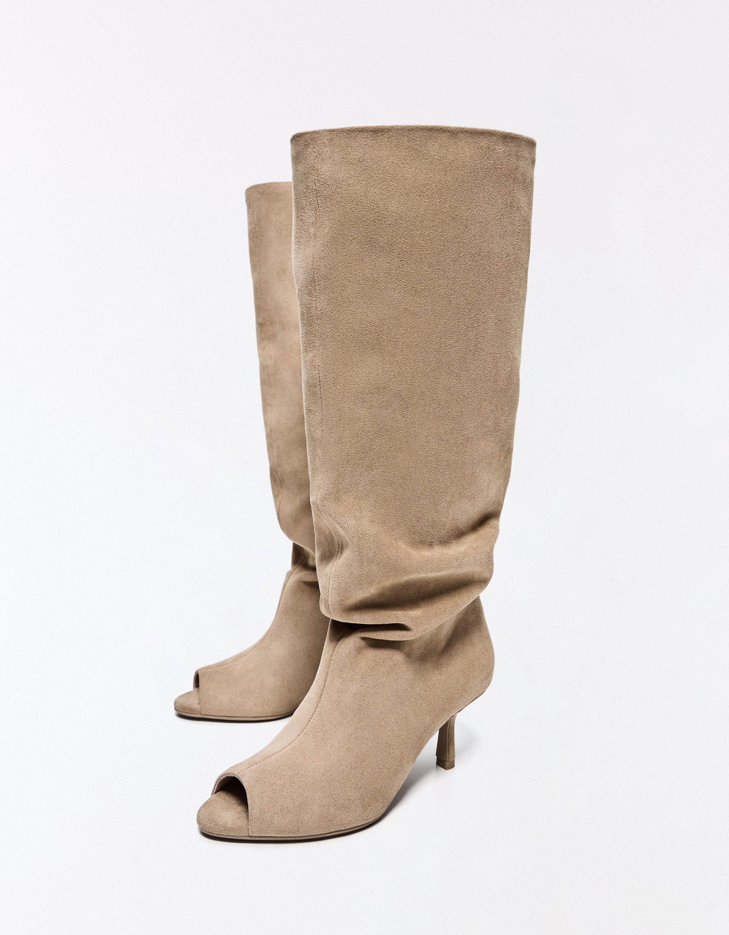 Kitten heel boots with split — BEIGE