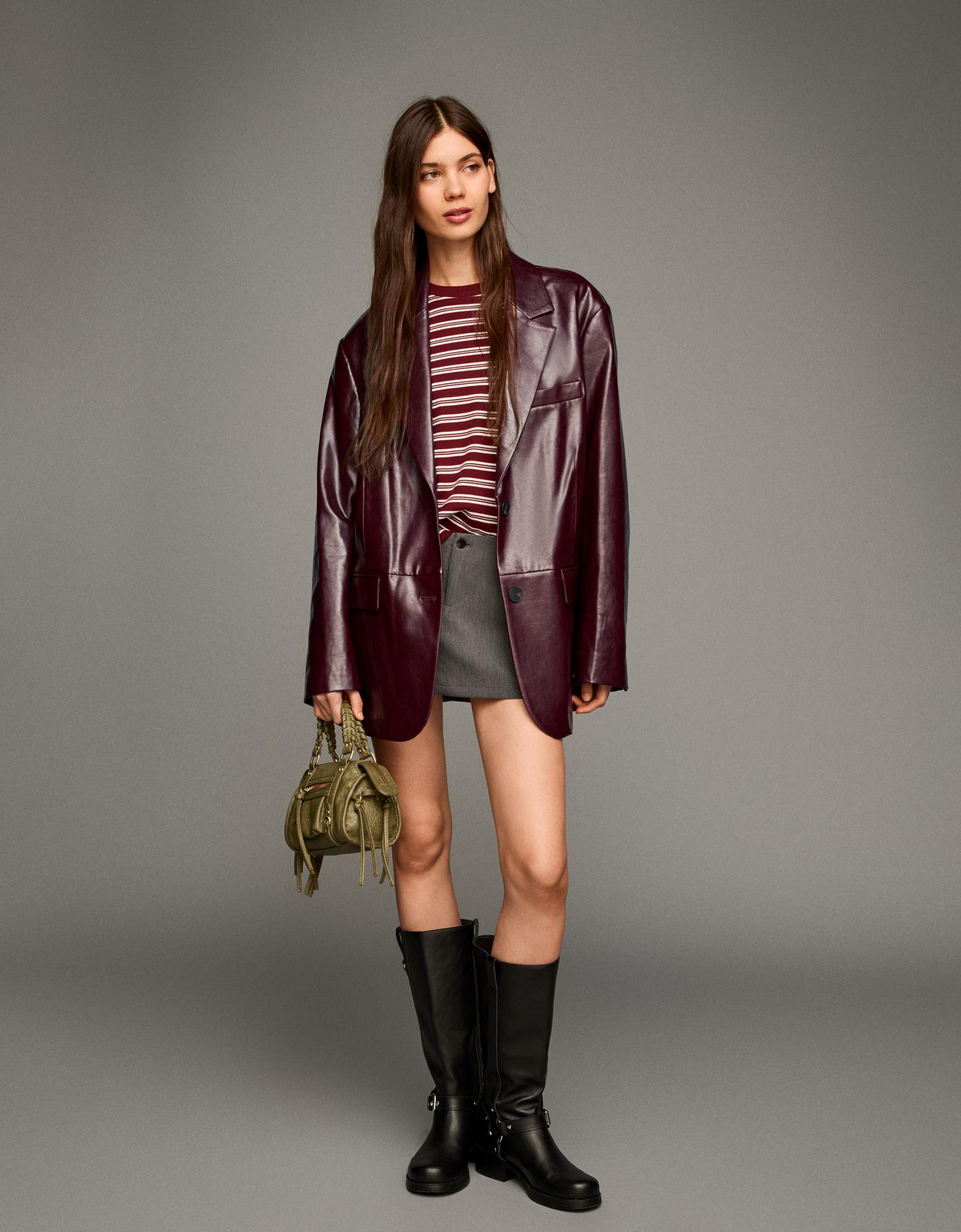 Bershka oversize'owa marynarka ze sztucznej skóry bordowy