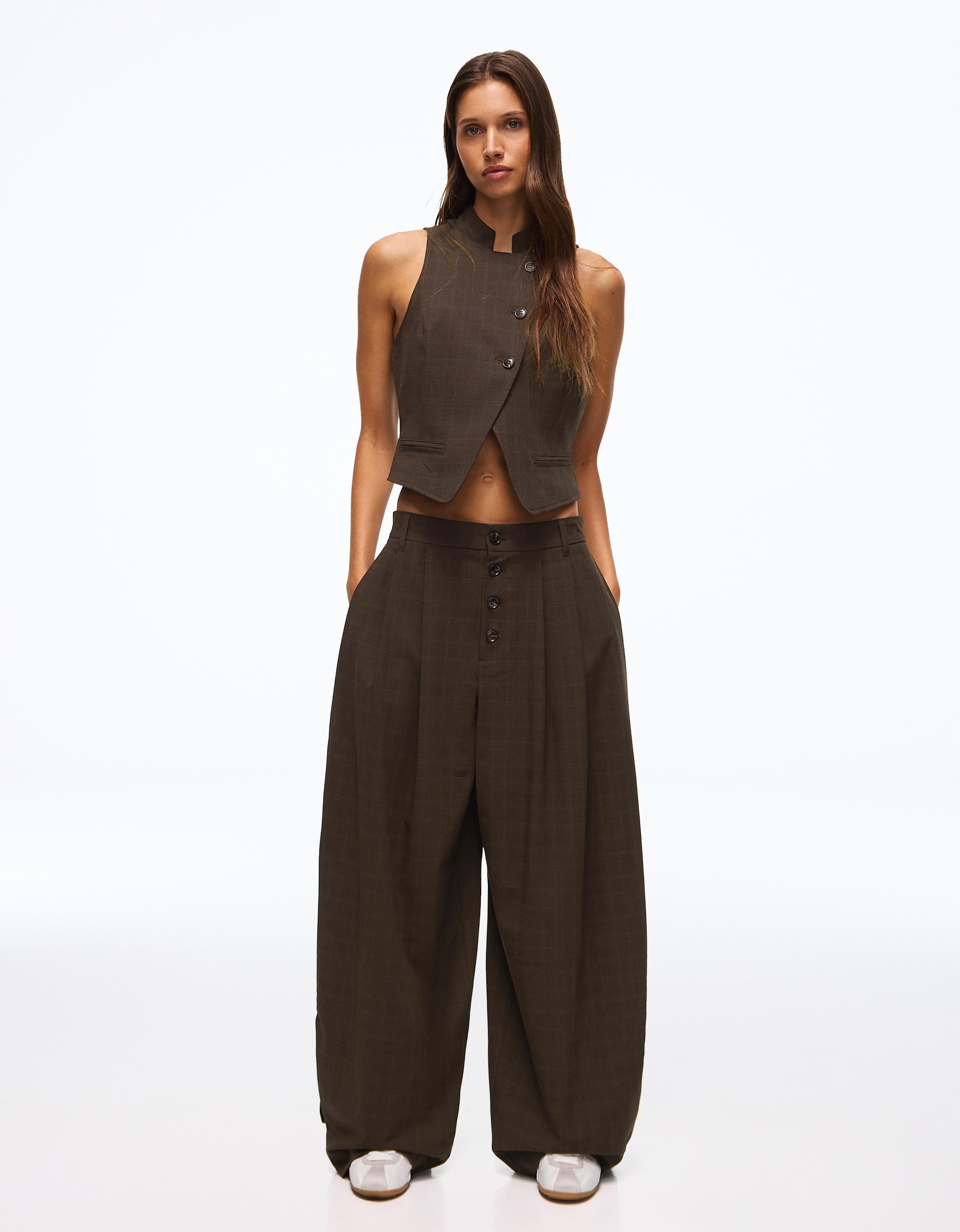 Balloon trousers with pleats and buttons