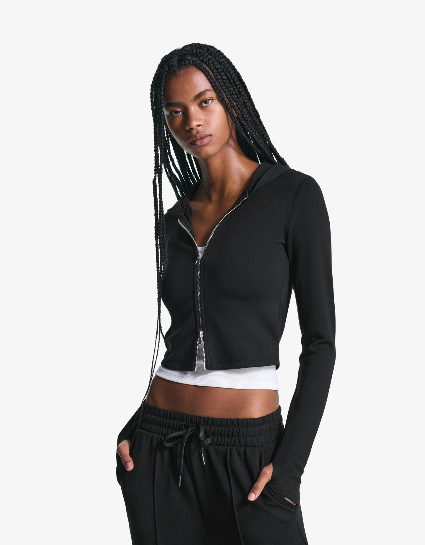 Bershka rozpinana bluza z kapturem z mieszanki modalu czarny
