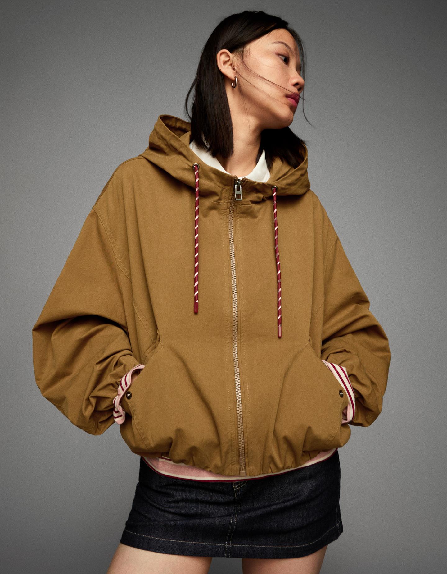 Bershka kurtka z kapturem wielbłądzi