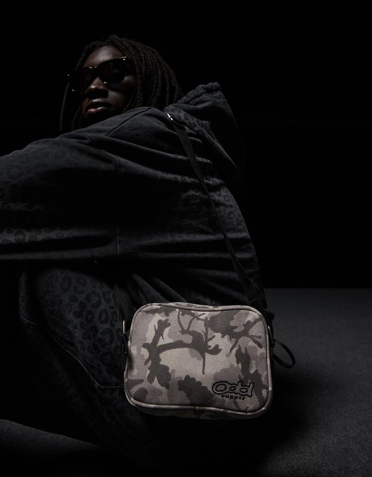 Çapraz askılı baskılı çanta