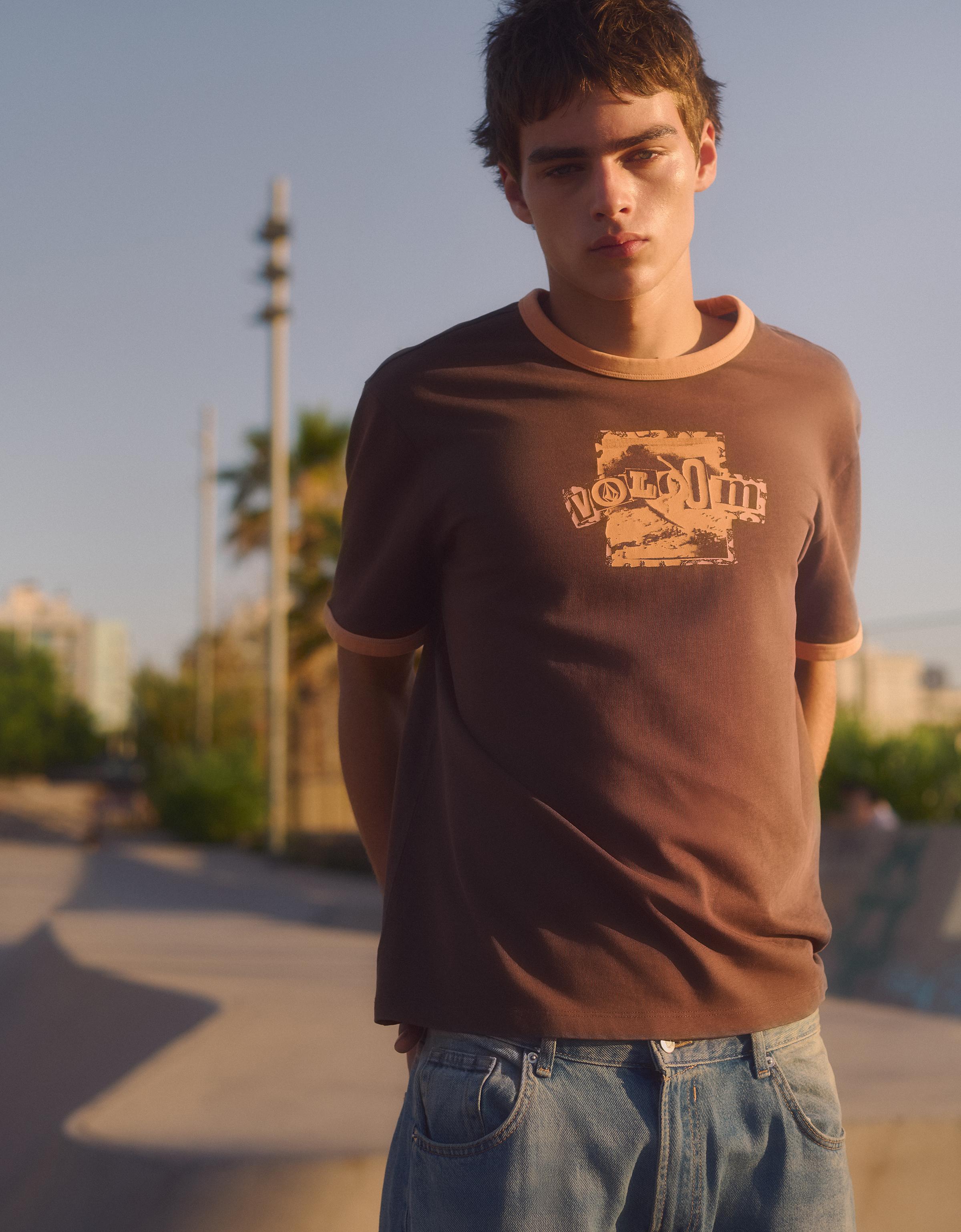 Bershka Camiseta Ringer Print Volcom Hombre Marrón