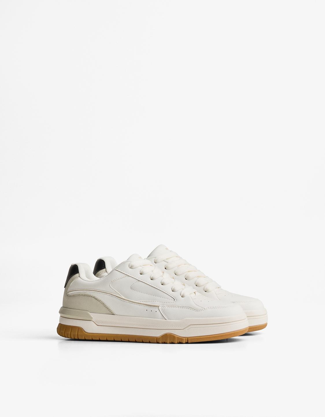 Sapatilhas com detalhe no calcanhar