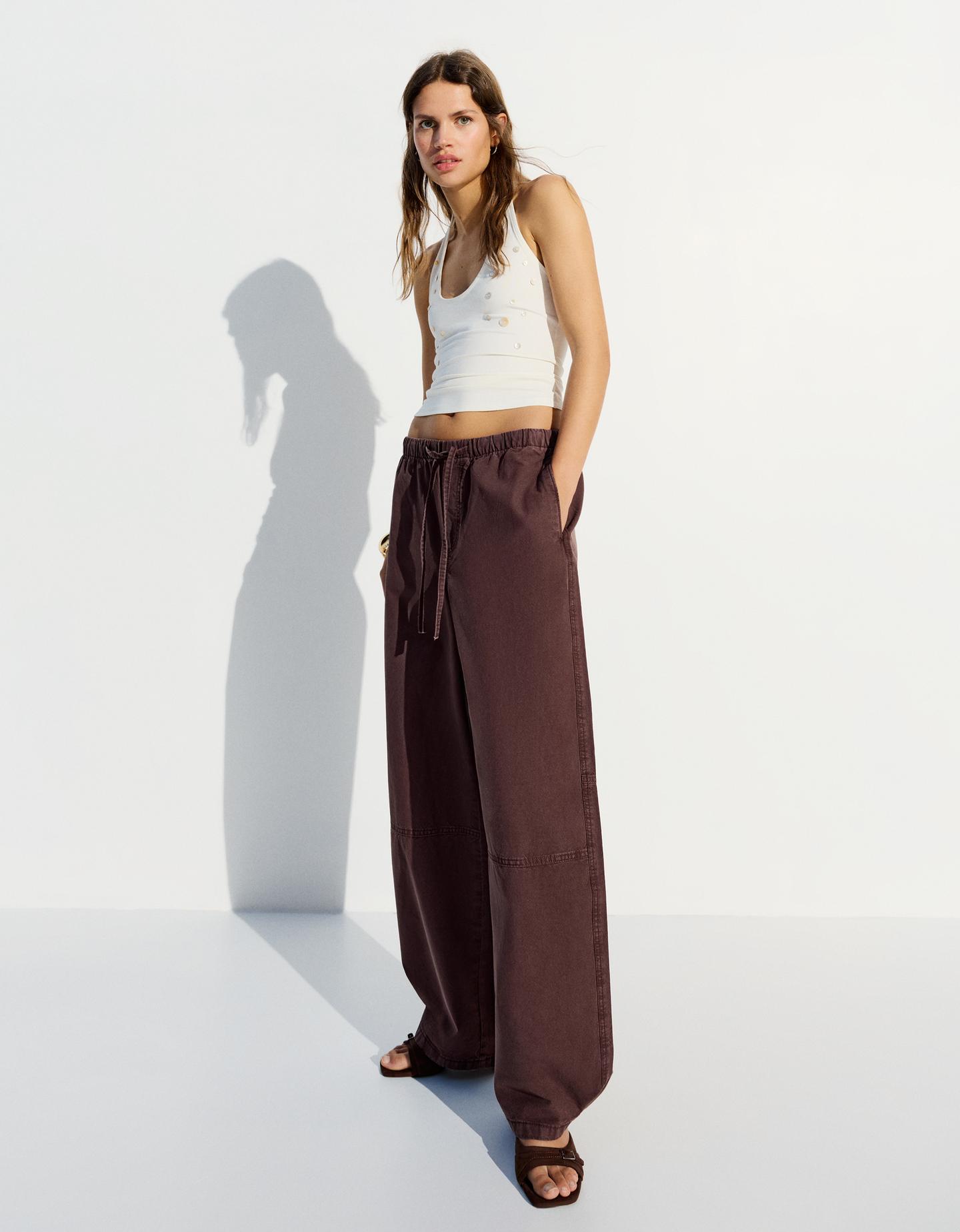 Bershka jeansy wide o kroju balloon z niskim stanem brązowy