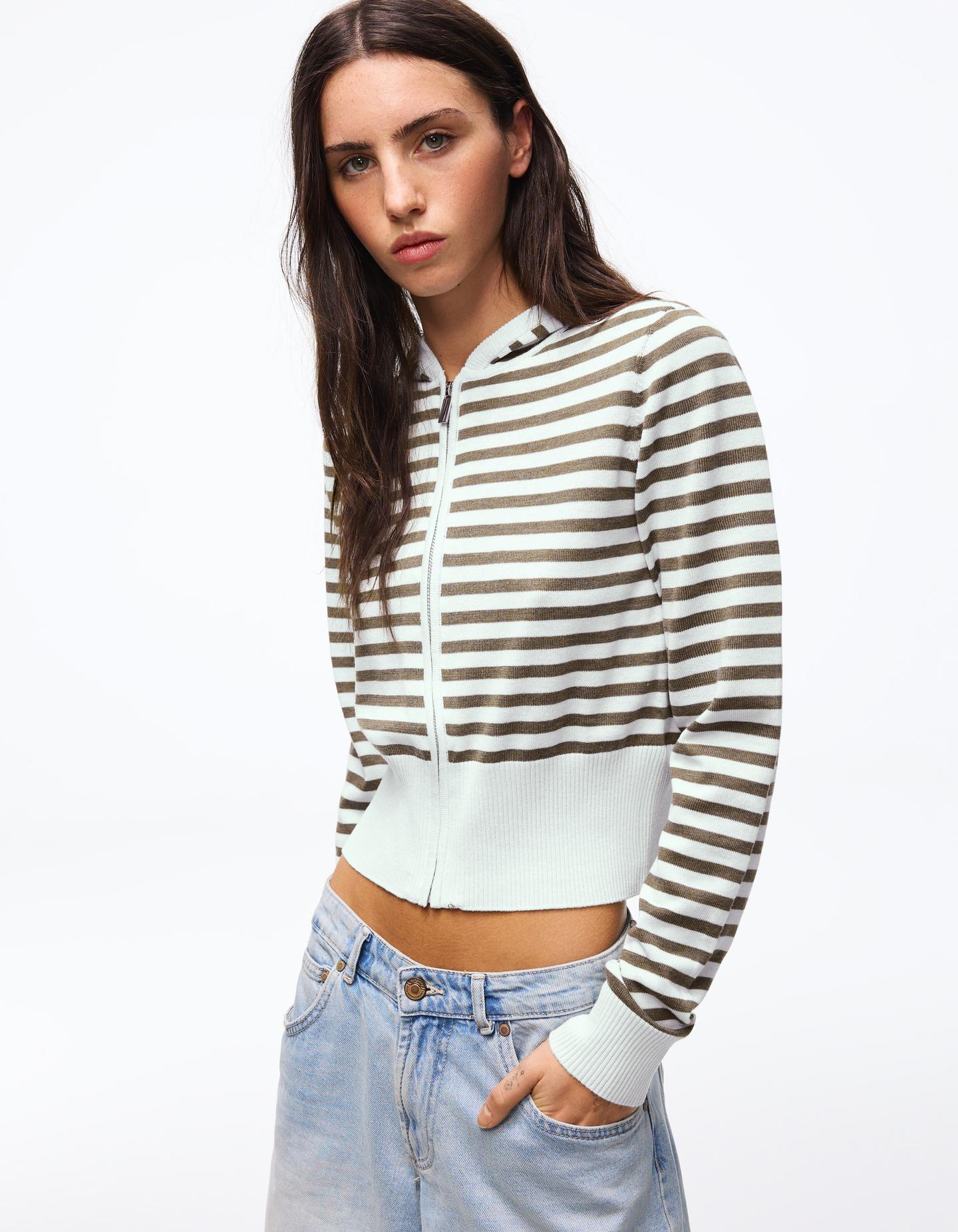 Bershka bluza w paski z kapturem i suwakiem niebieski