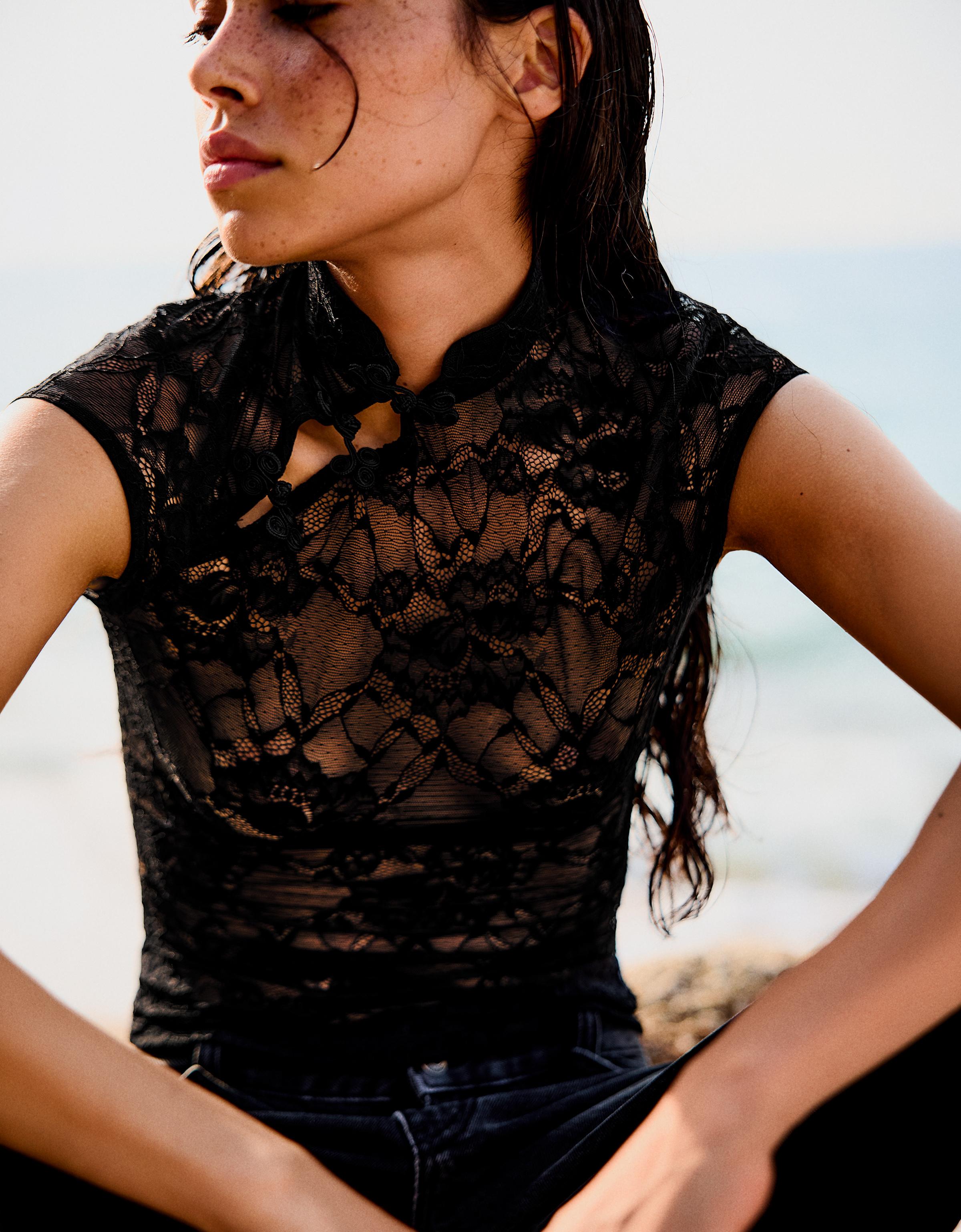 Lace top with clasp — Black