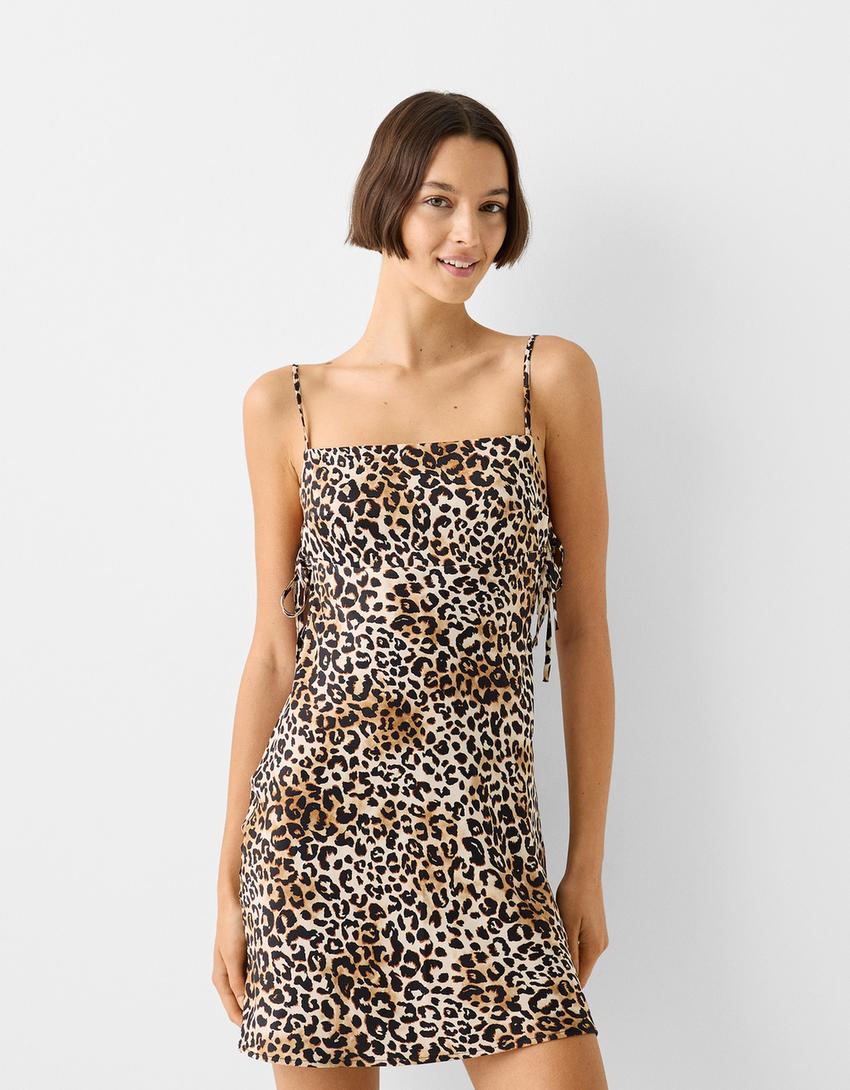 فستان قصير بحمالات وطبعة حيوانية-رملي-1