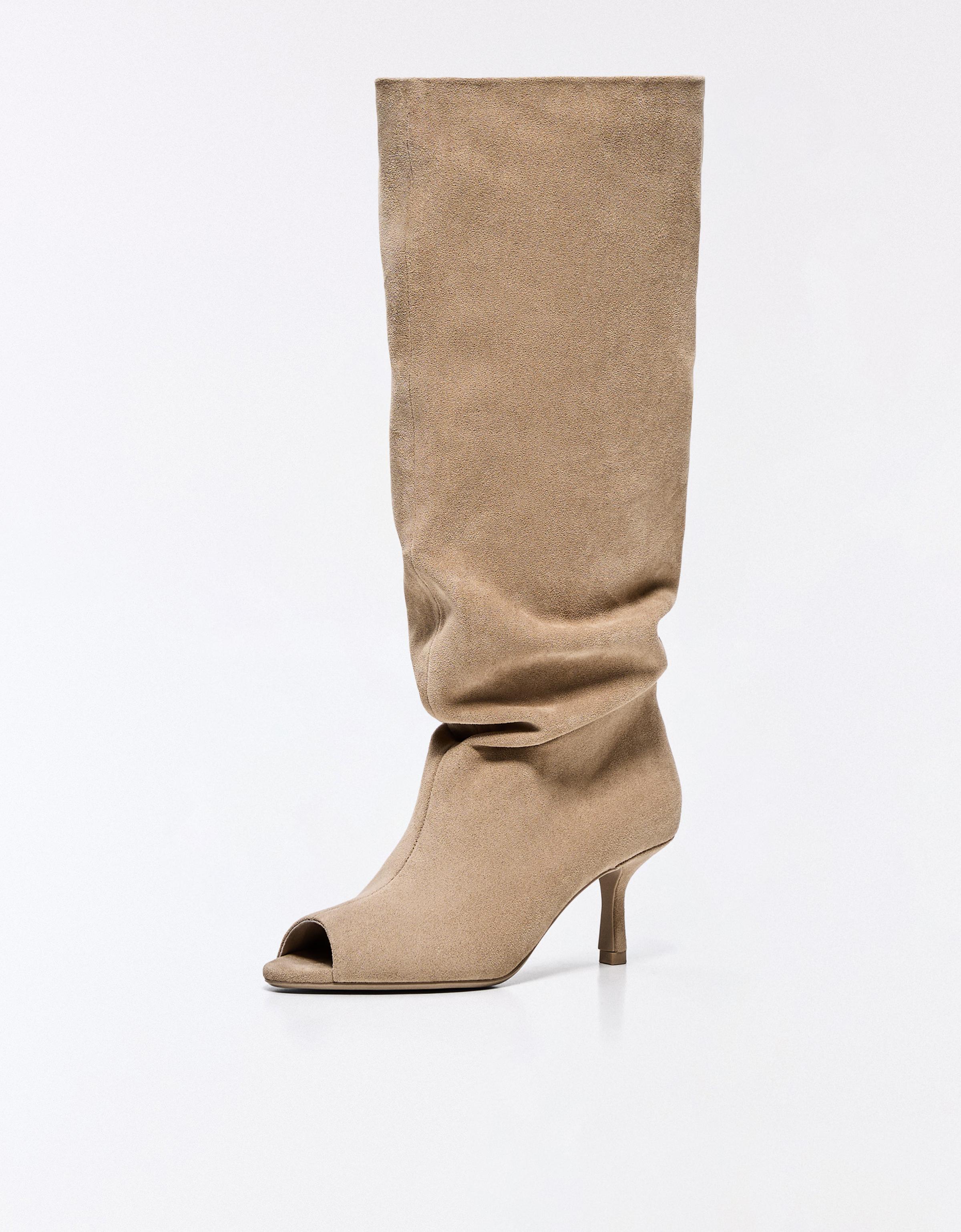 Kitten heel boots with split — BEIGE