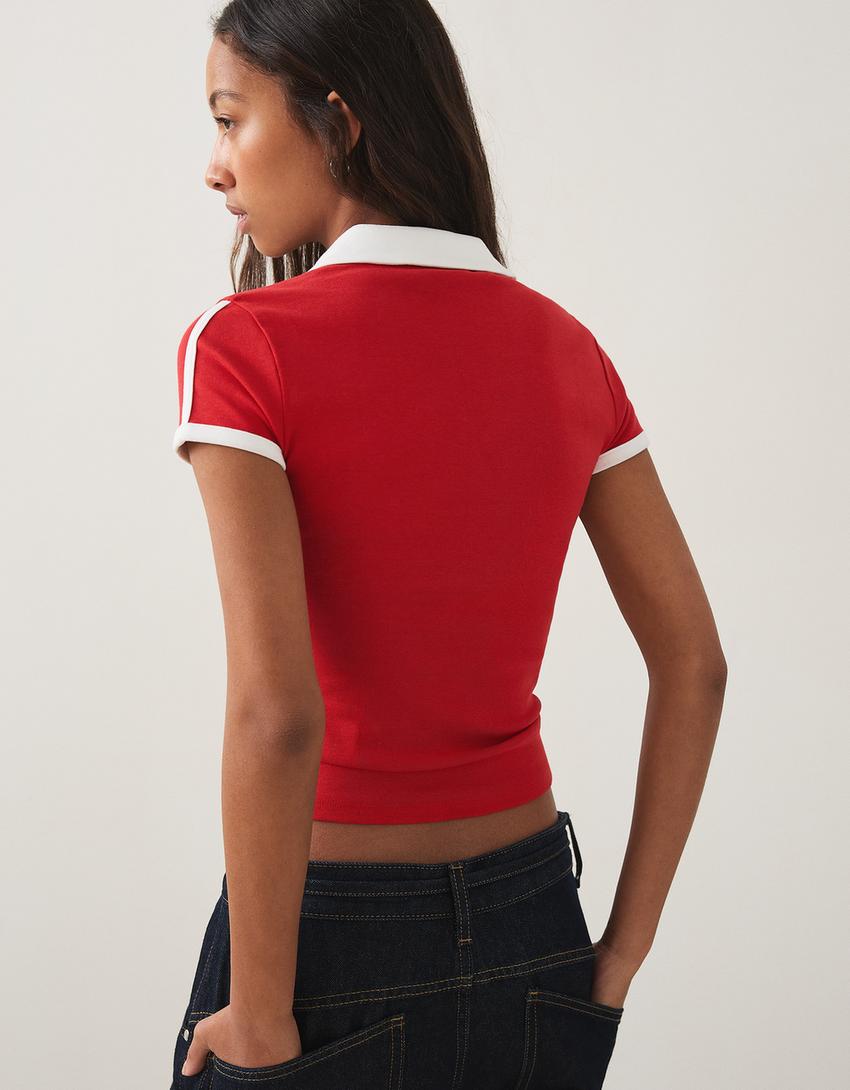 Kurzärmeliges T-Shirt mit Polo-Kragen und Print-Rot