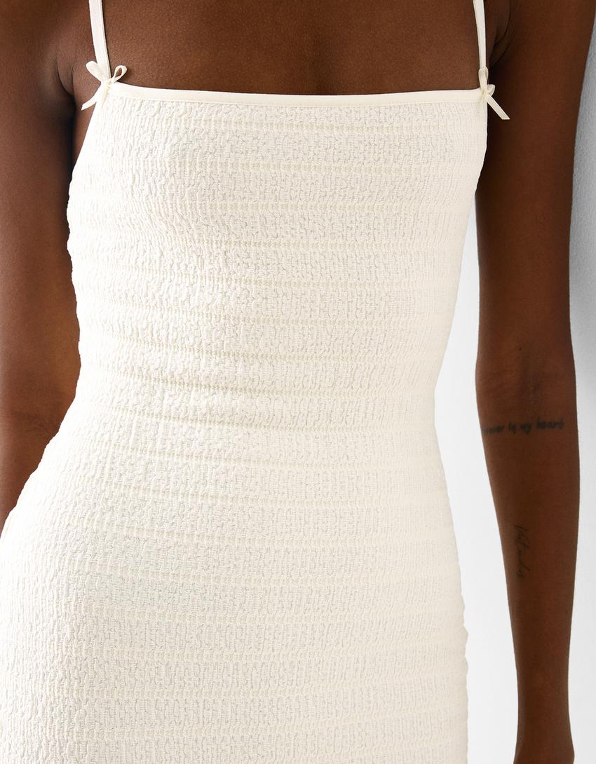 فستان ريفي متوسط الطول بحمالات وتفصيل ربطة-كريمي-5