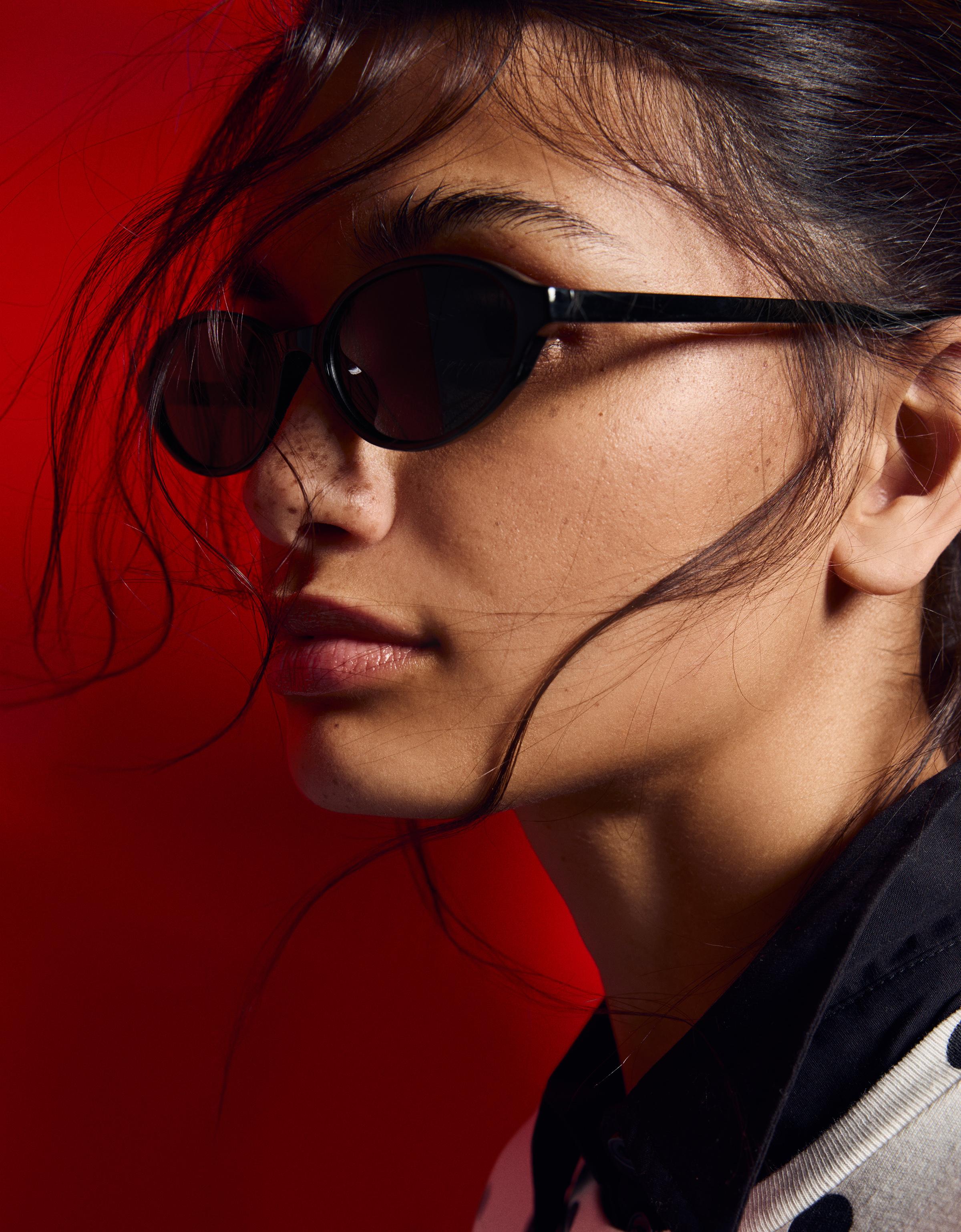 Bershka owalne okulary przeciwsłoneczne w oprawkach z tworzywa czarny