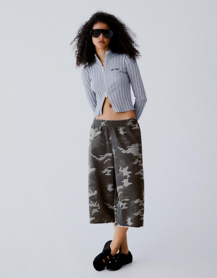 Long plush Bermuda shorts with print-Dark grey