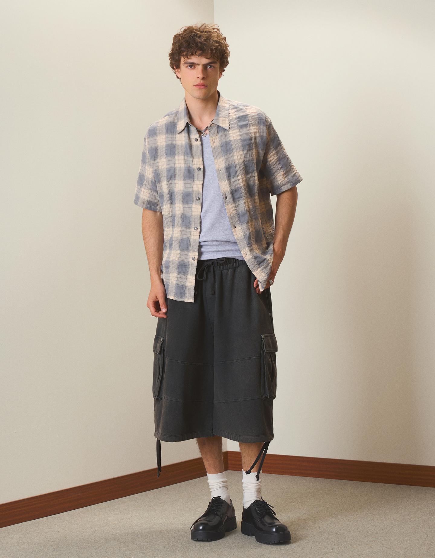 Bershka jortsy cargo z efektem spranego dżinsu szary