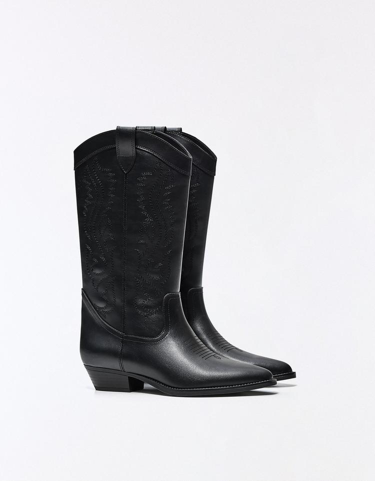 Botine negre înalte, cu toc de 4 cm, design brodat lateral și vârf ascuțit.