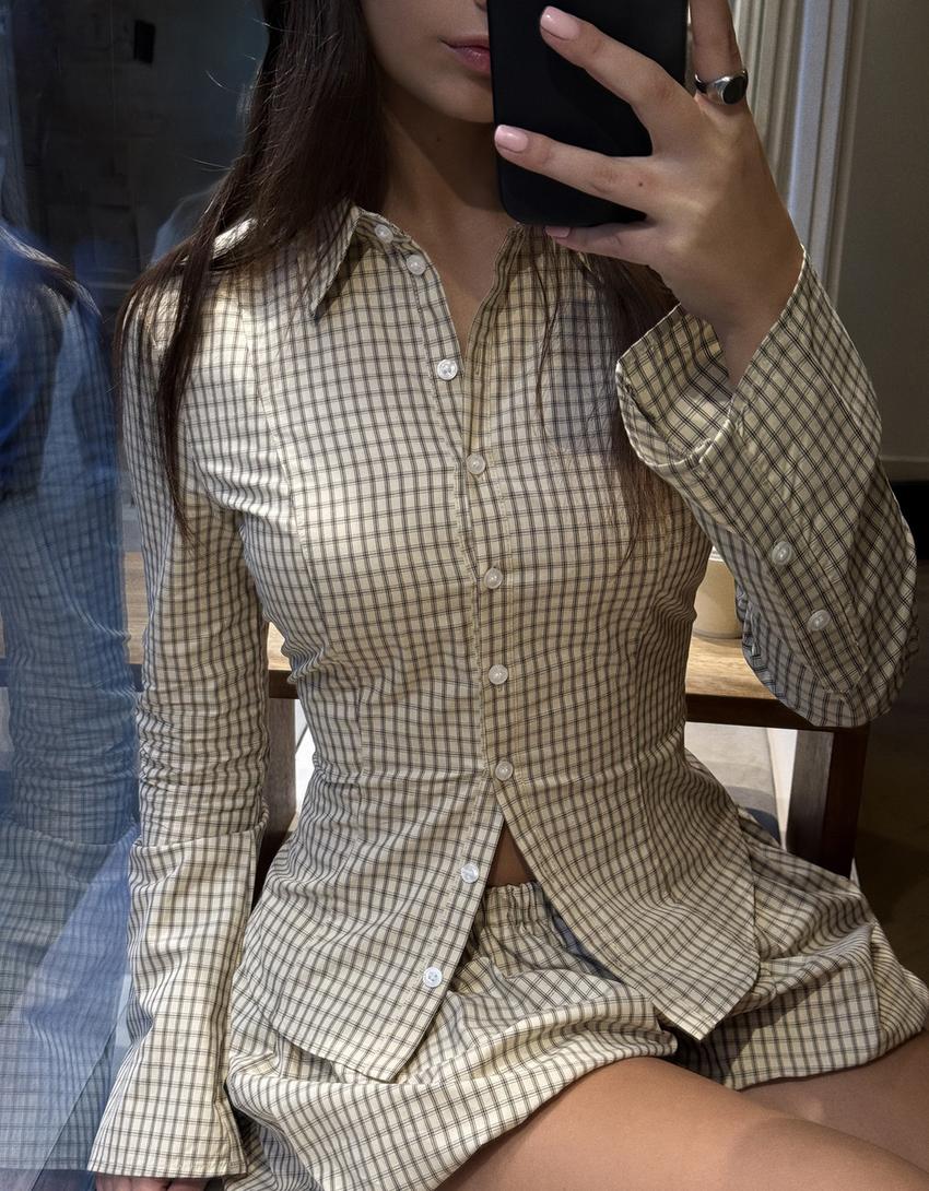 Camisa màniga de campana entallada