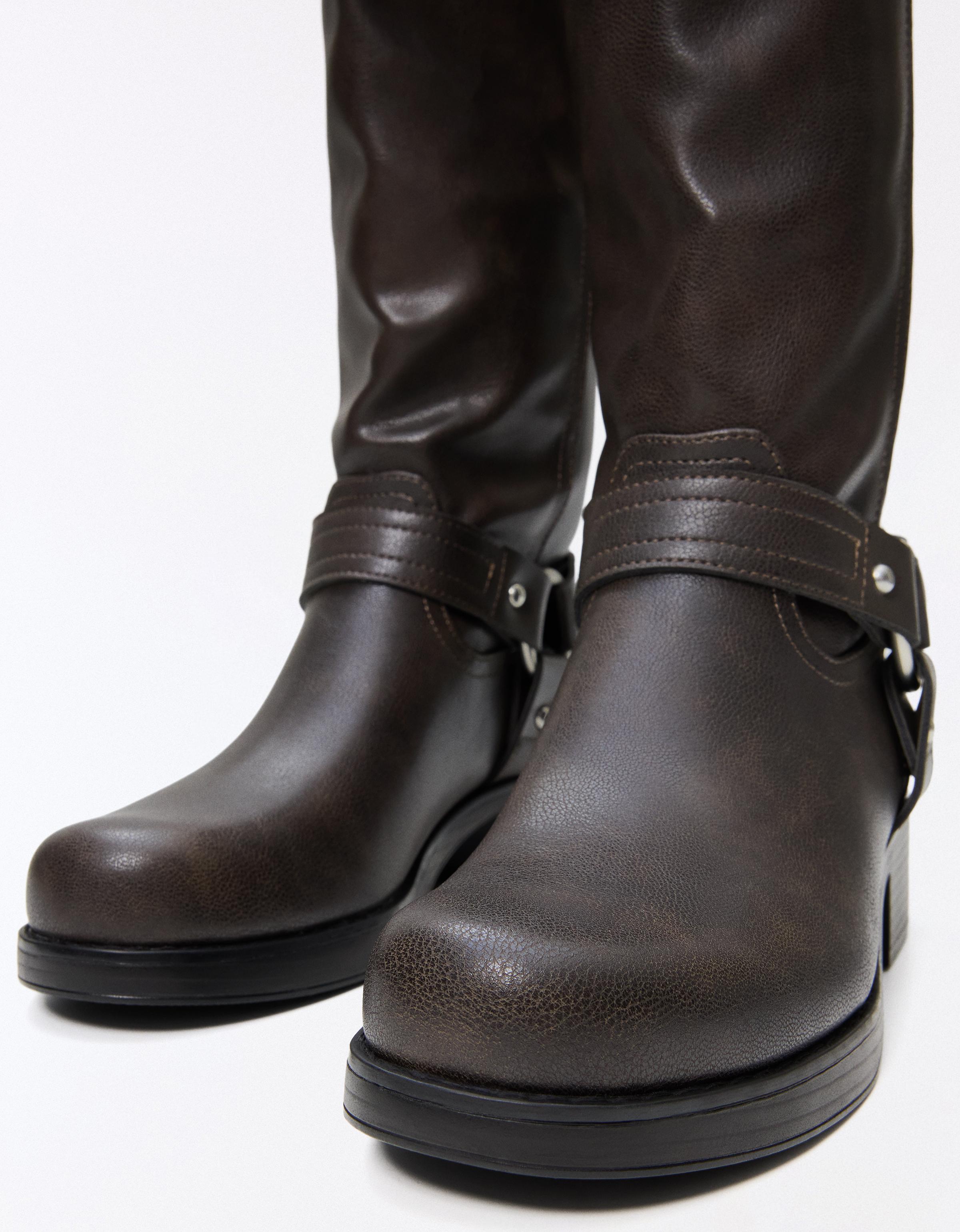 Biker boots with buckle — Brown