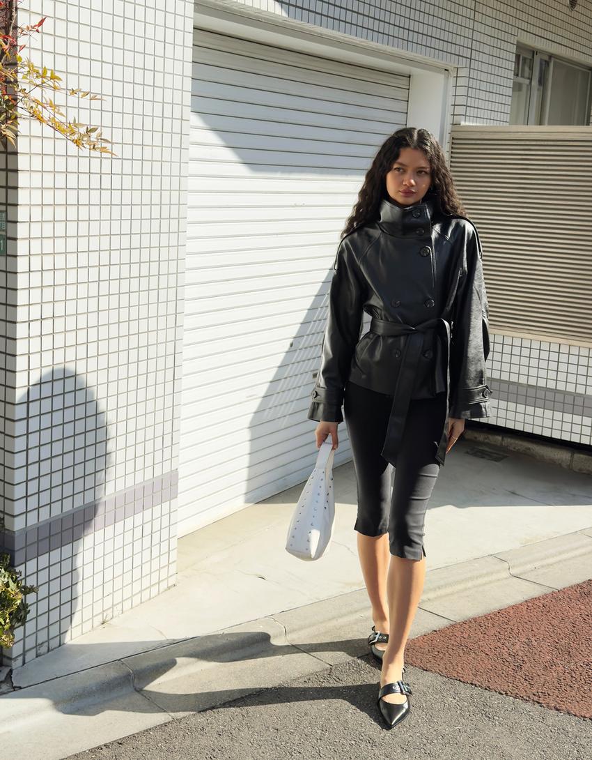 Kurzer Trenchcoat in Lederoptik-Schwarz