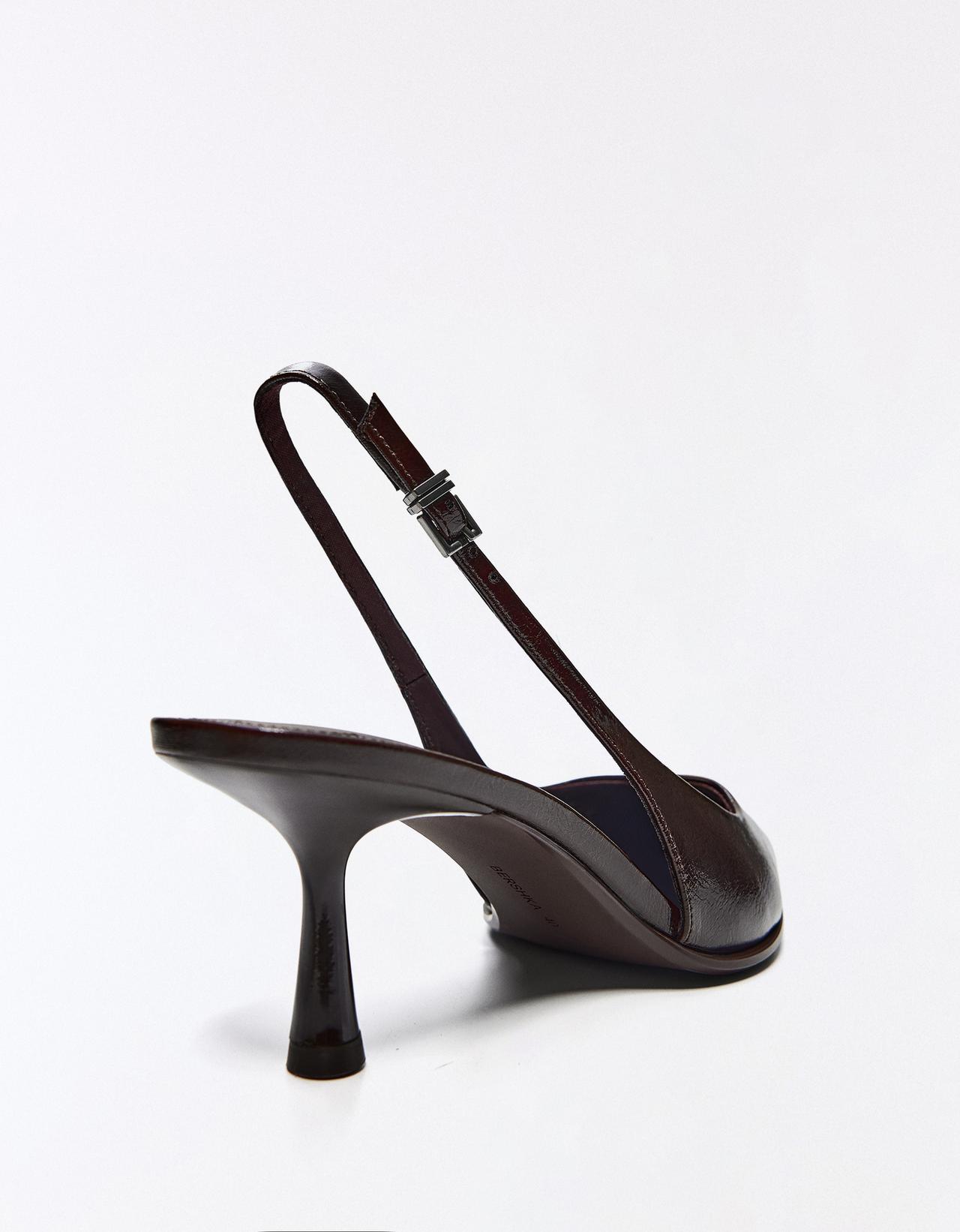HEELED SHOES WITH BUCKLE DETAIL — Brown