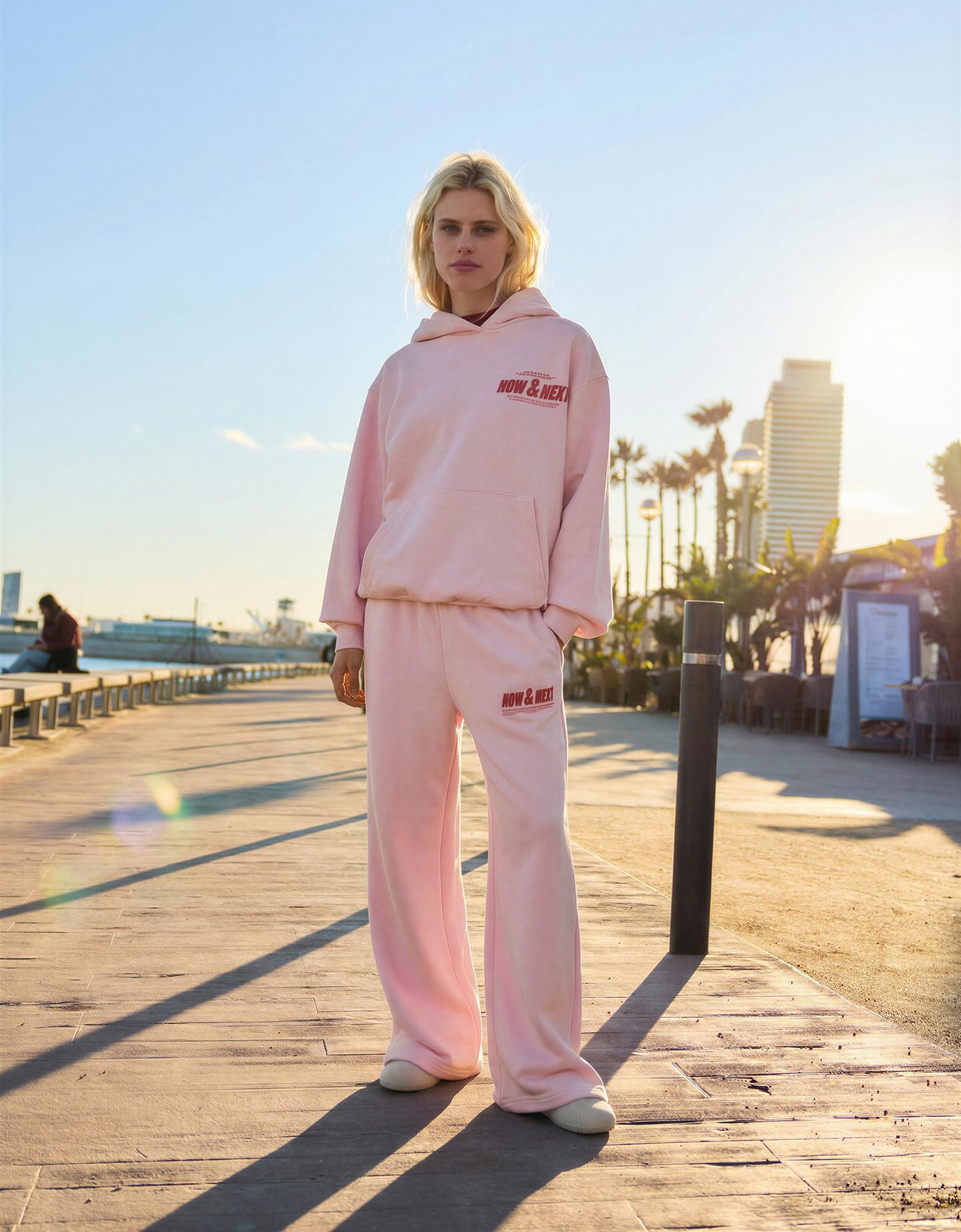Bershka bluza z kapturem i nadrukiem różowy