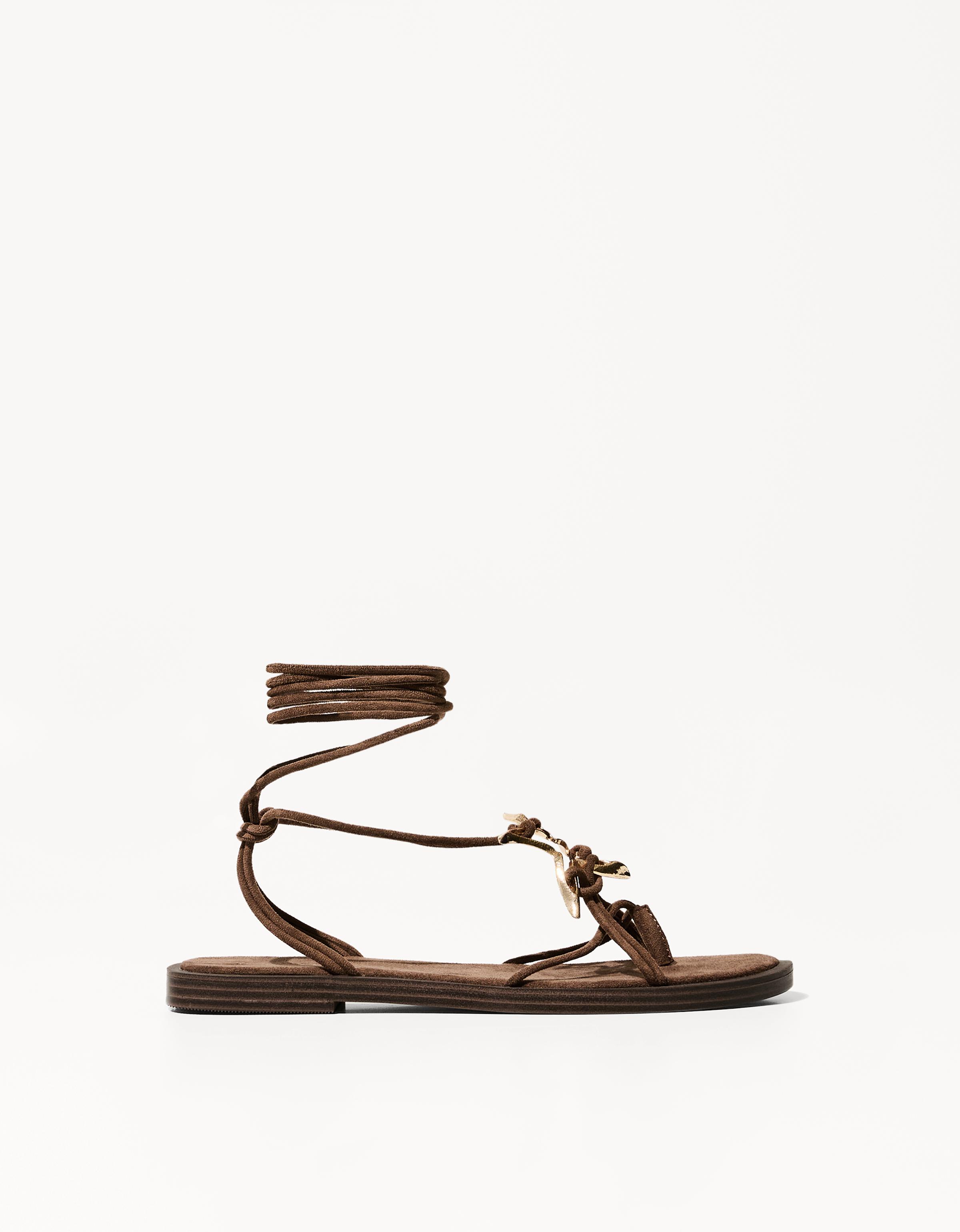 Bershka Flache Sandalen Mit Metall-Detail Damen 38 Braun