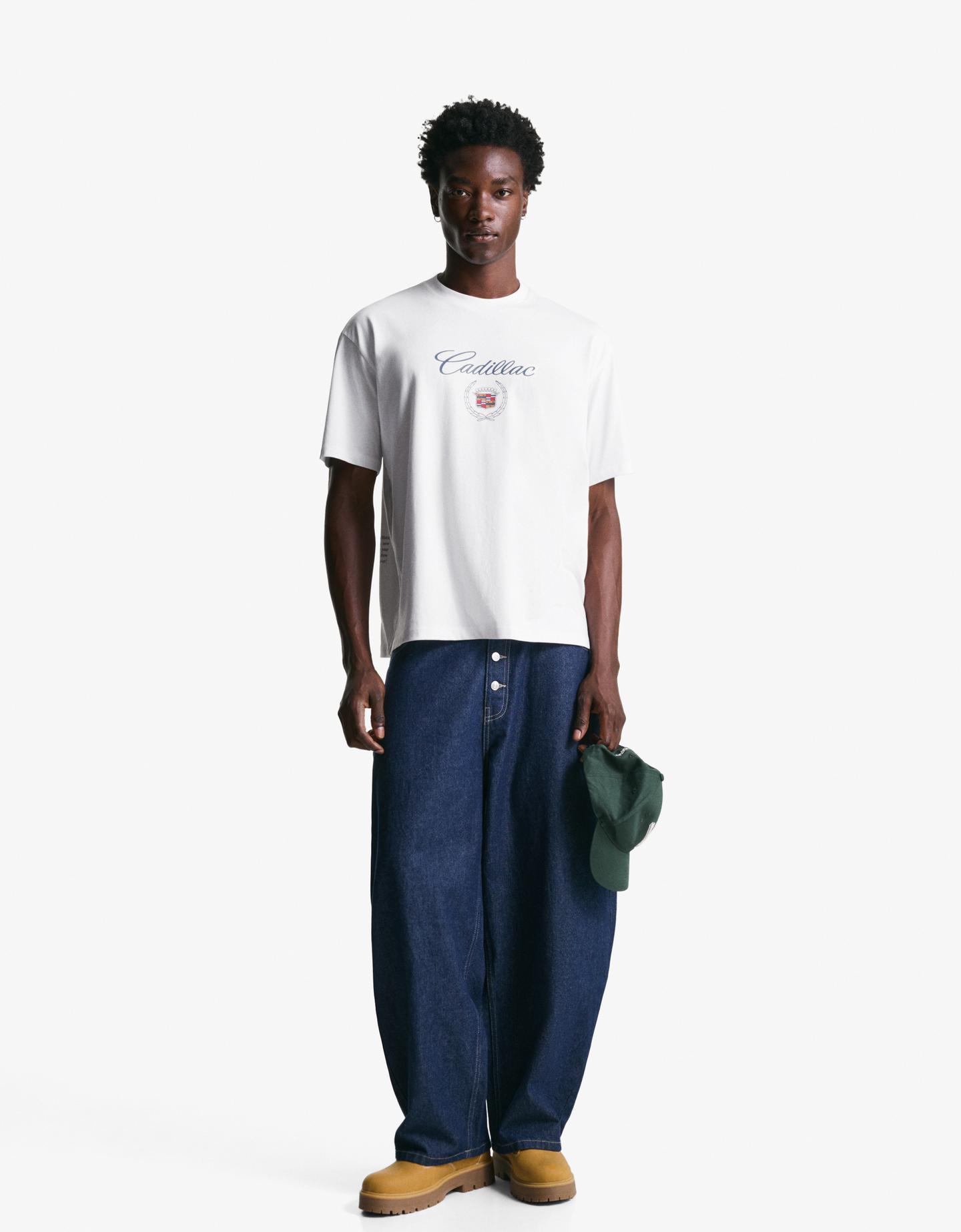 Bershka koszulka cadillac z krótkim rękawem i nadrukiem biały