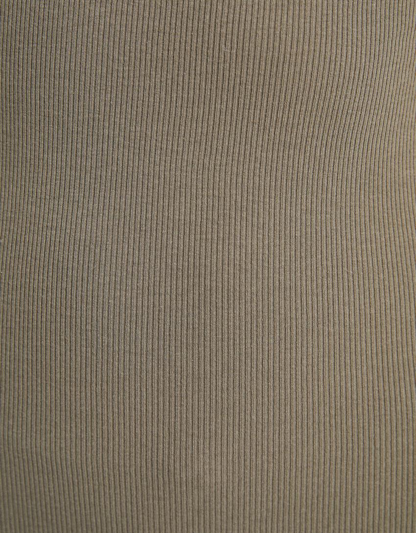 Vestido mini de manga comprida com decote barco em malha com nervuras-Caqui-5