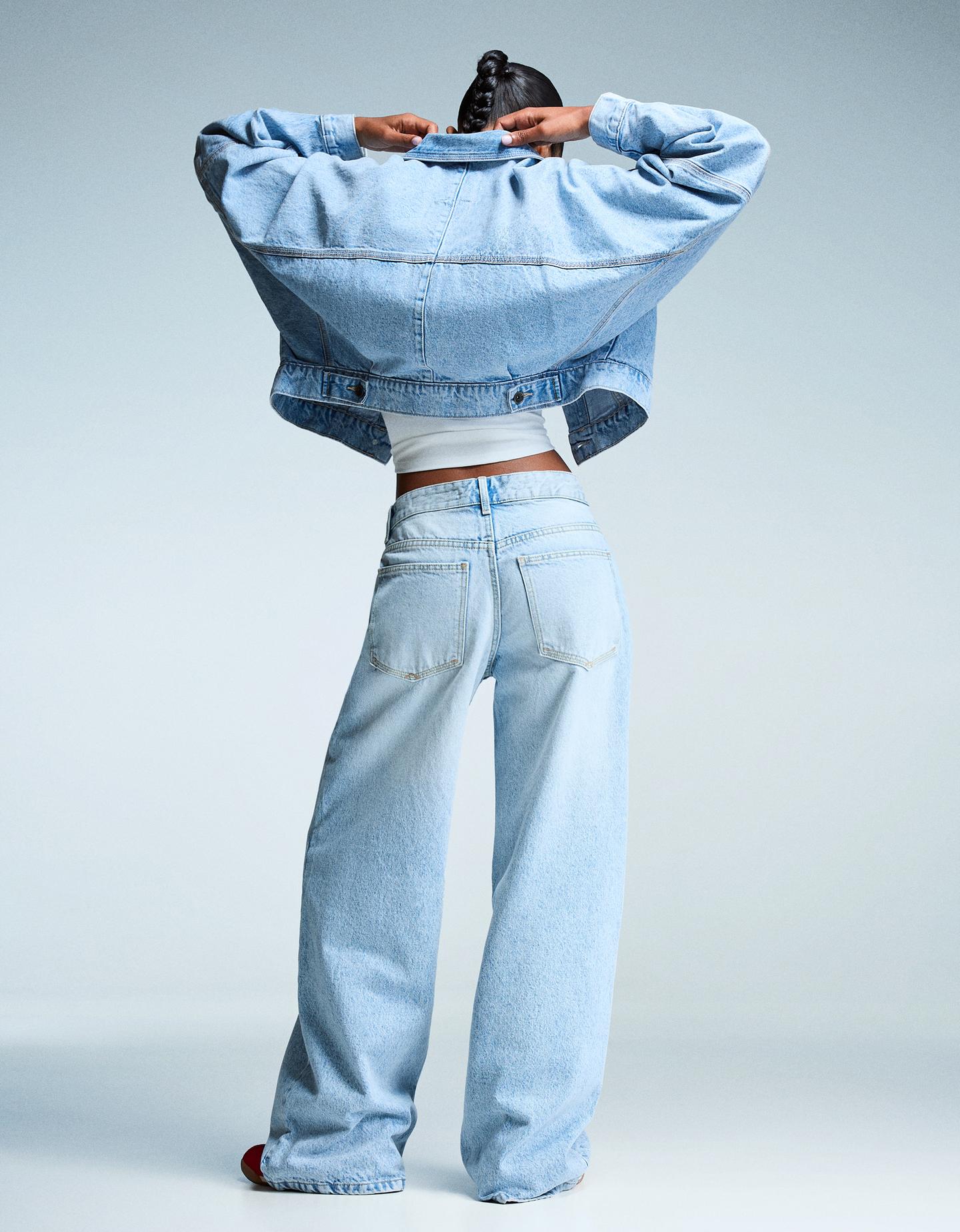 Bershka kurtka jeansowa o krótszym kroju wyblakły niebieski