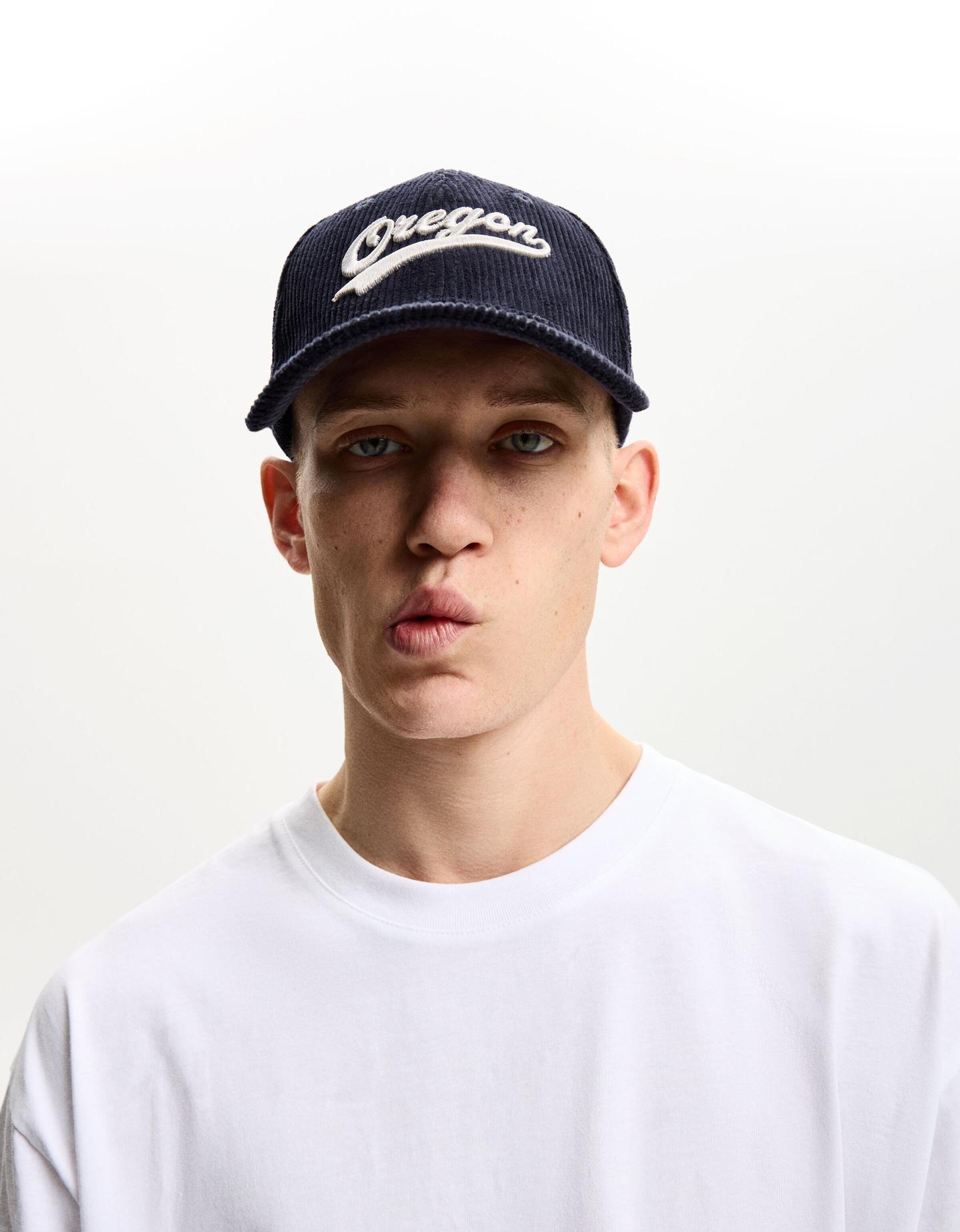 Bershka sztruksowa czapka sportowa z haftem granatowy