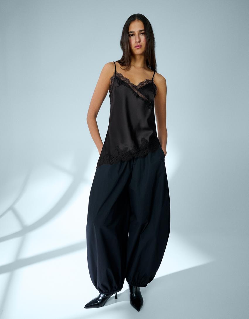 Top tirantes satén encaje asimétrico-Negro