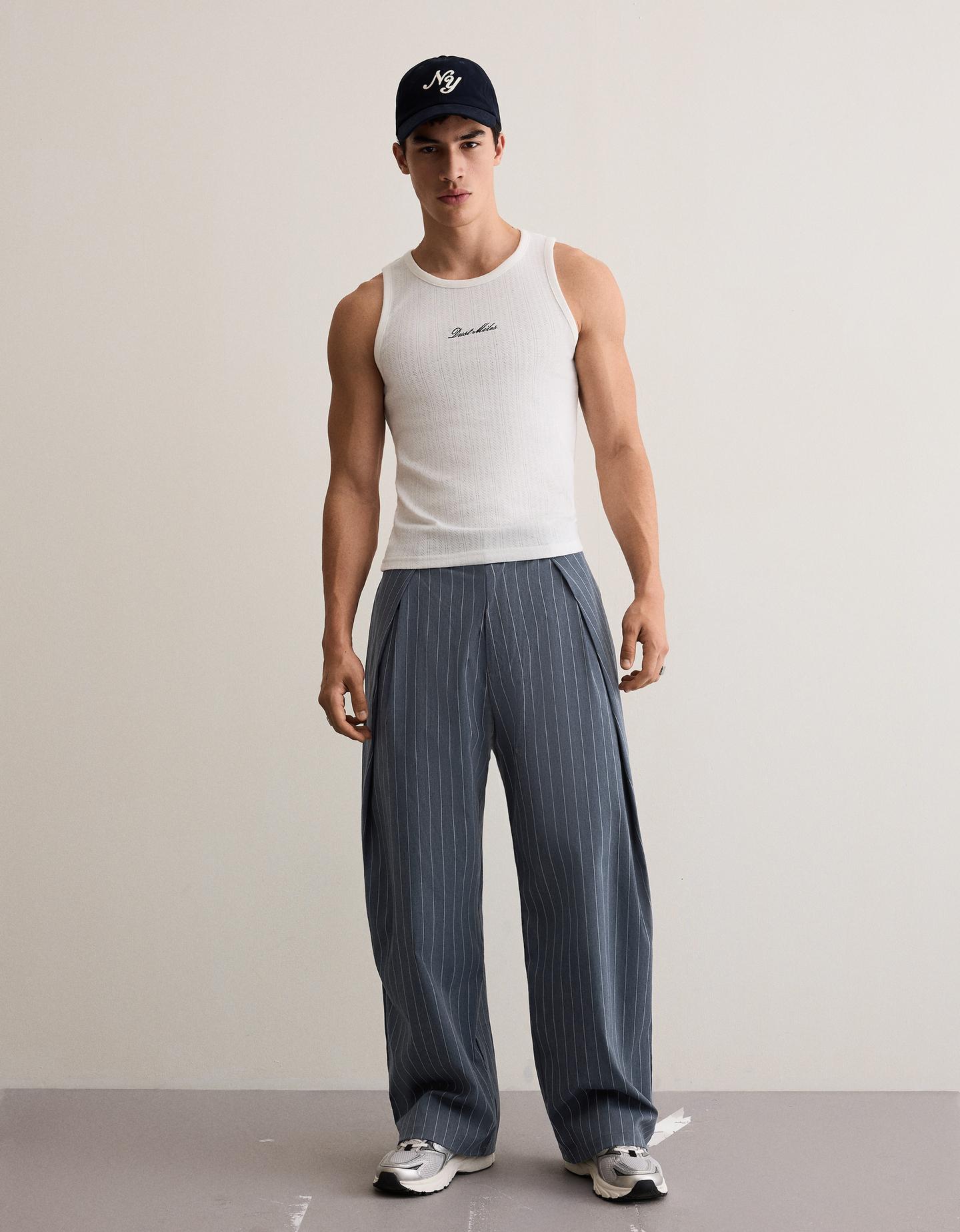 Bershka spodnie o kroju super baggy z podwójnymi zakładkami granatowy